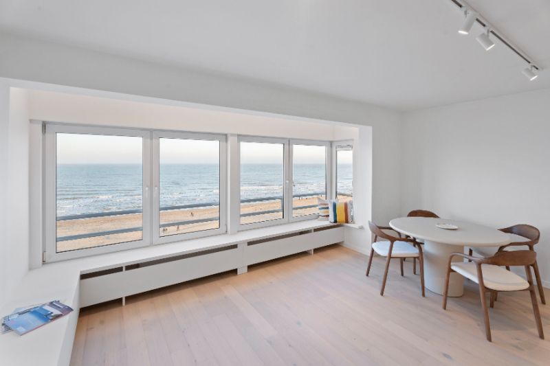 Gerenoveerd 3 slaapkamer, 2 badkamer appartement op de zeedijk in Sint-Idesbald met balkon foto {{pictureIndex}}