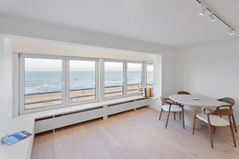 Gerenoveerd 3 slaapkamer, 2 badkamer appartement op de zeedijk in Sint-Idesbald met balkon foto {{pictureIndex}}