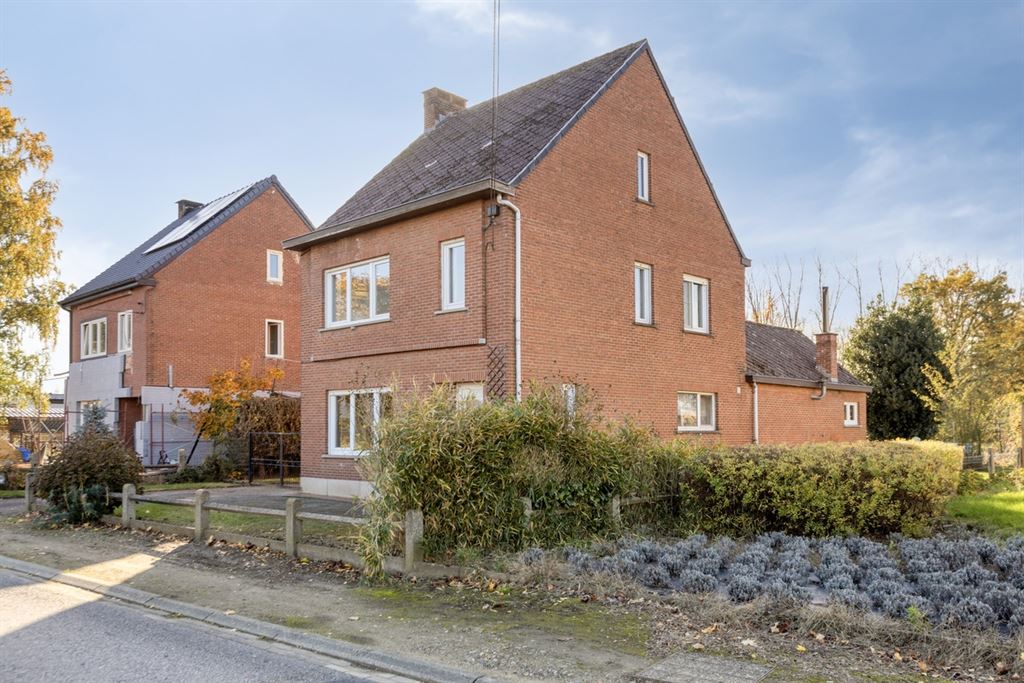 Knappe, te renoveren, woning op een gunstige locatie te Aarschot!  foto 3