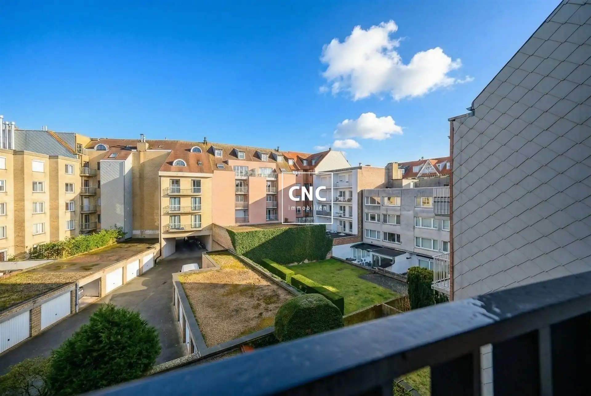 Stijlvol gerenoveerd appartement - open zicht op de villa’s foto 13