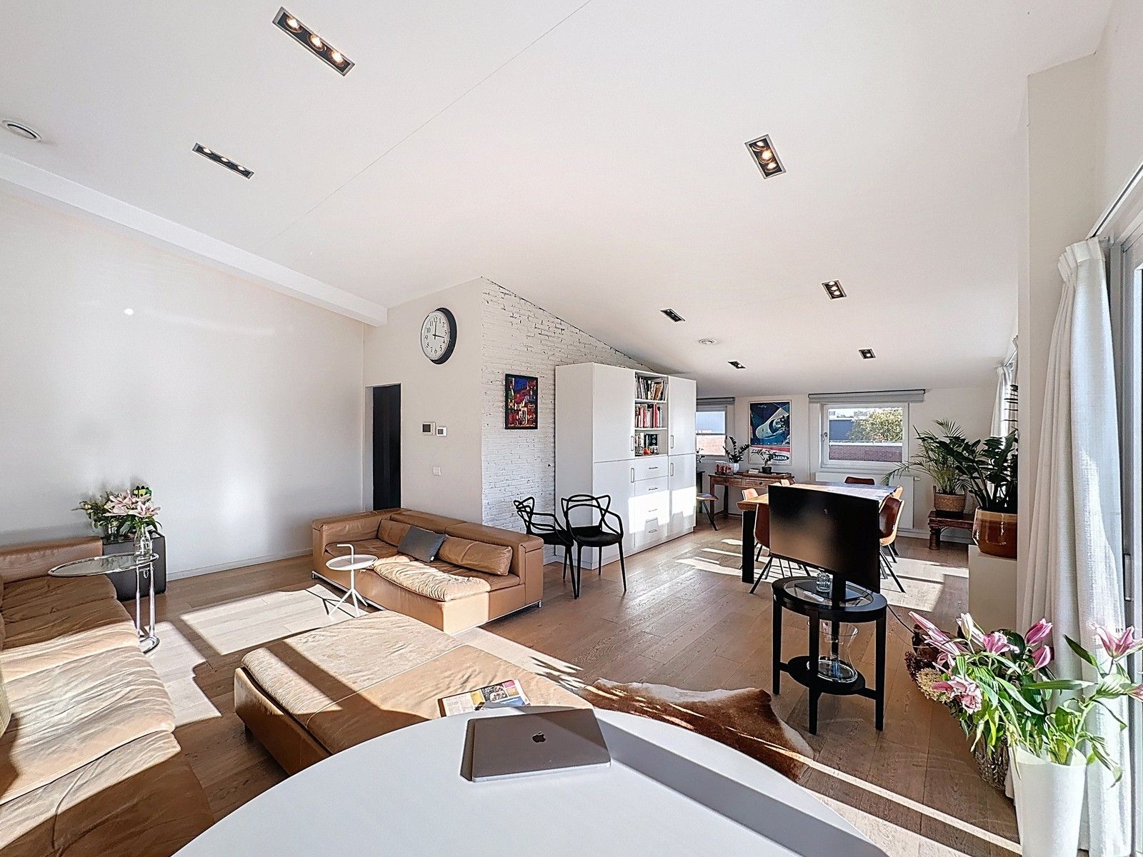 Instapklaar BEDRIJFSPAND, bestaande uit MAGAZIJNEN met geïntegreerde KANTOREN en ruim APPARTEMENT met terras op verdieping! Op industriezone "Waggelwater"! foto 8