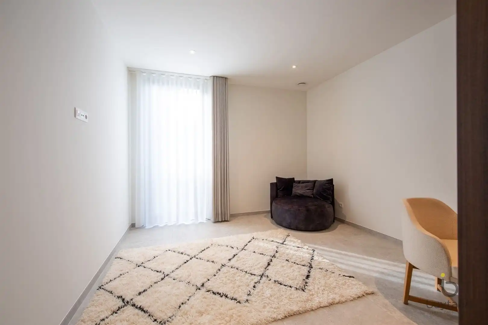 Knappe GELIJKVLOERSE villa + bijgebouw te Halle! foto 36