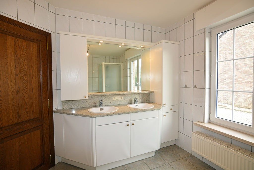 Vrijstaande woning met 4 slpks. en 2 bdks. op een perceel van 12a38ca. foto 18