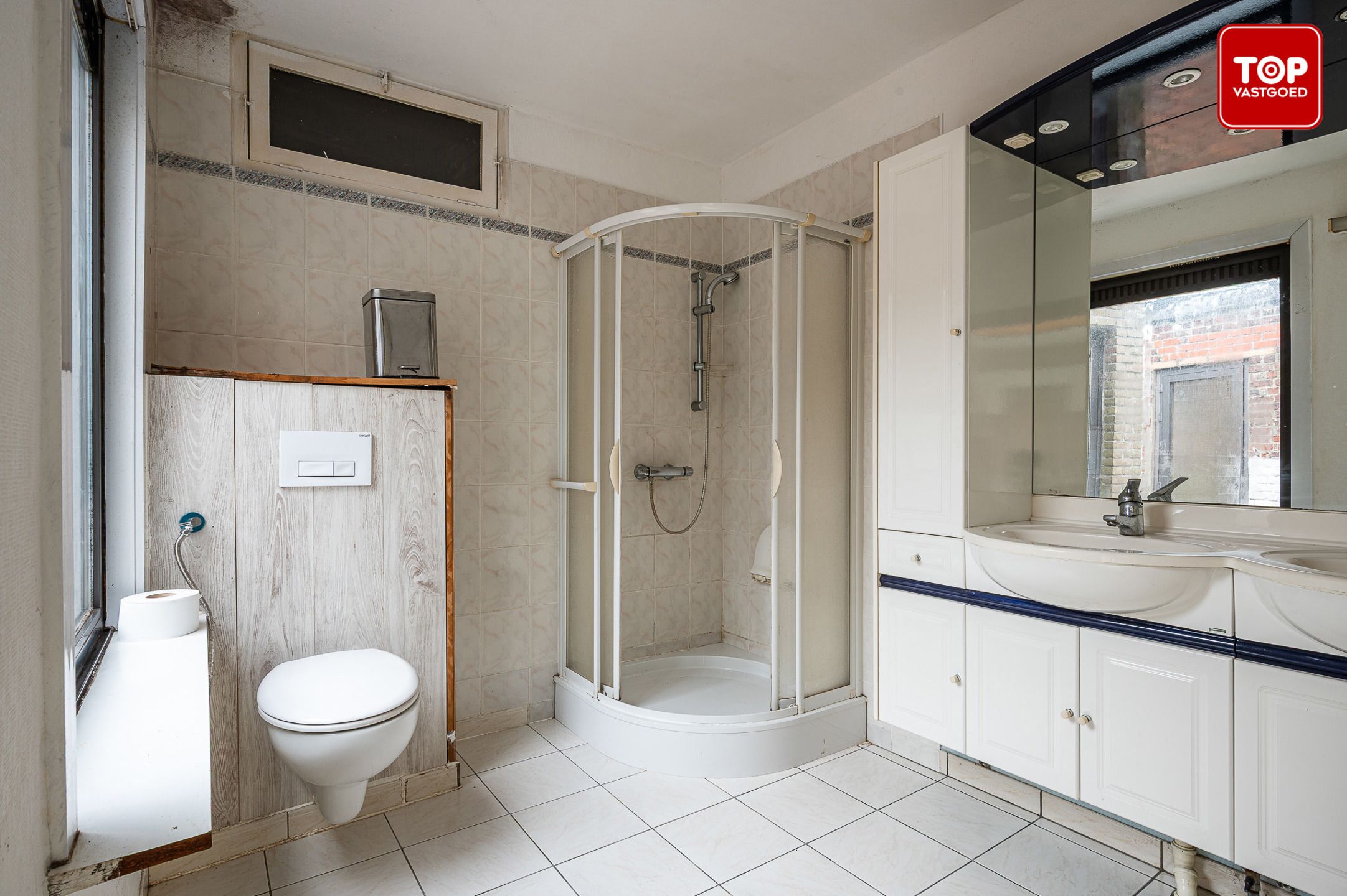 Te renoveren woning met veel potentieel foto 9