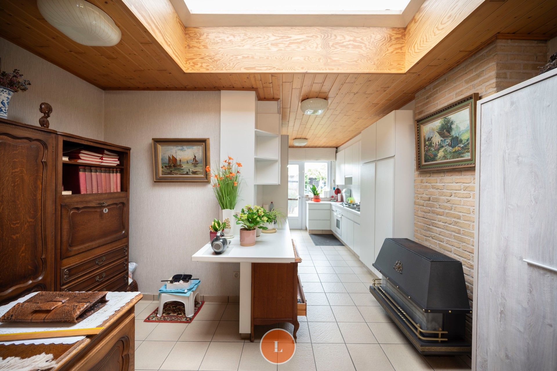 Te moderniseren goed onderhouden woning met tuin. foto 2