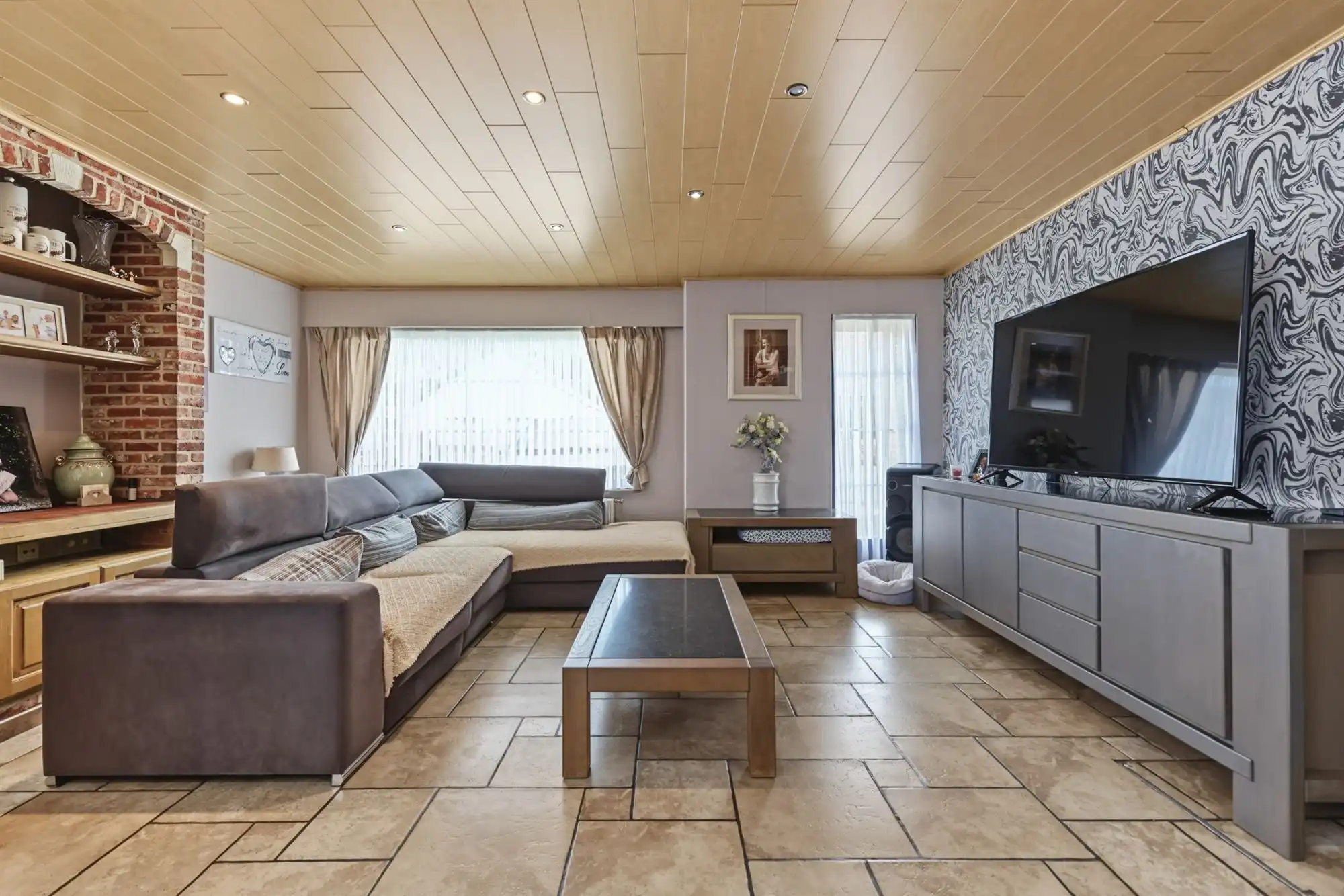Instapklare woning op ruim perceel met paardenstallen foto 4