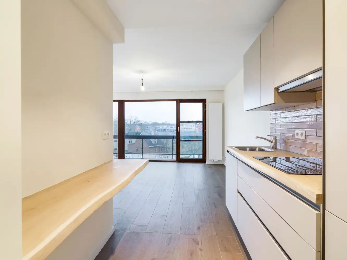 Gerenoveerde serviceflat op 4e verd. met 1 slpk. en terras foto 5