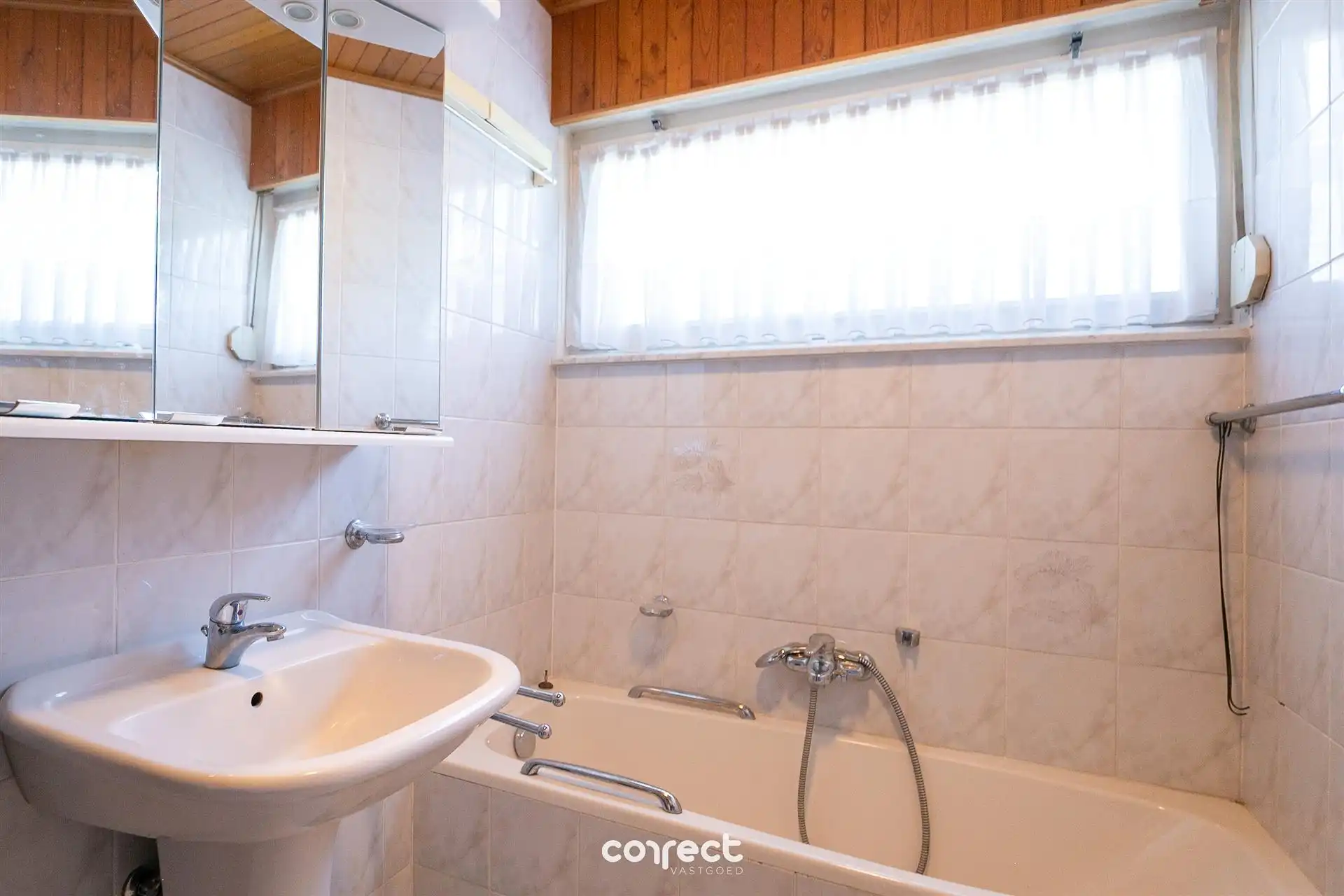 Open bebouwing op een ruim perceel met prachtig weids uitzicht, oprit en ruime losstaande garage (60 m²). foto 8