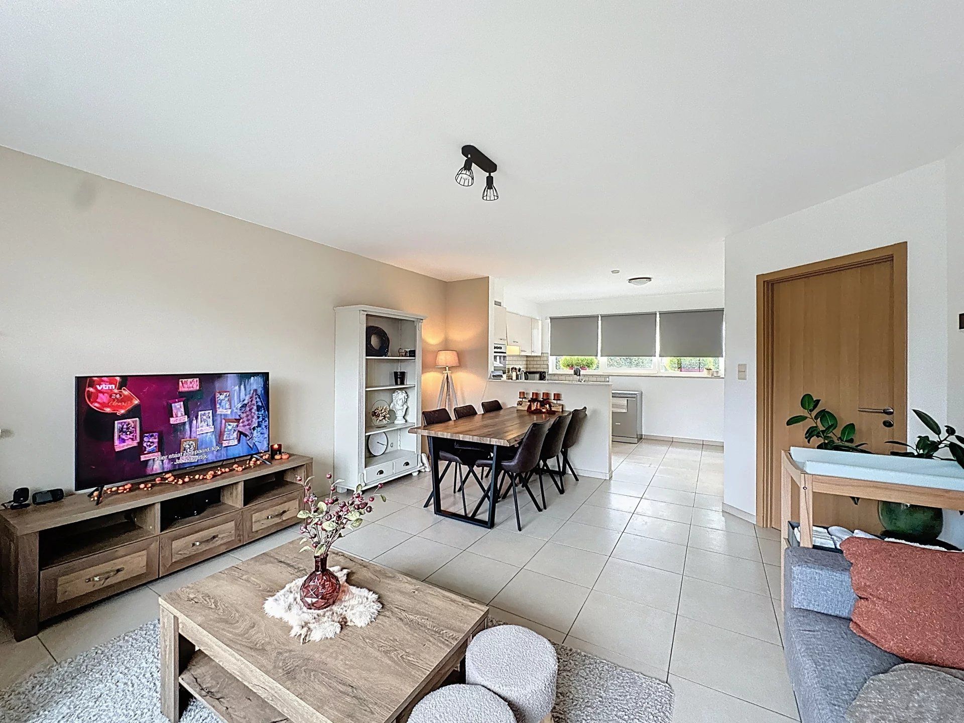 Rijwoning met 3 slaapkamers en een tuin met berging. foto 3