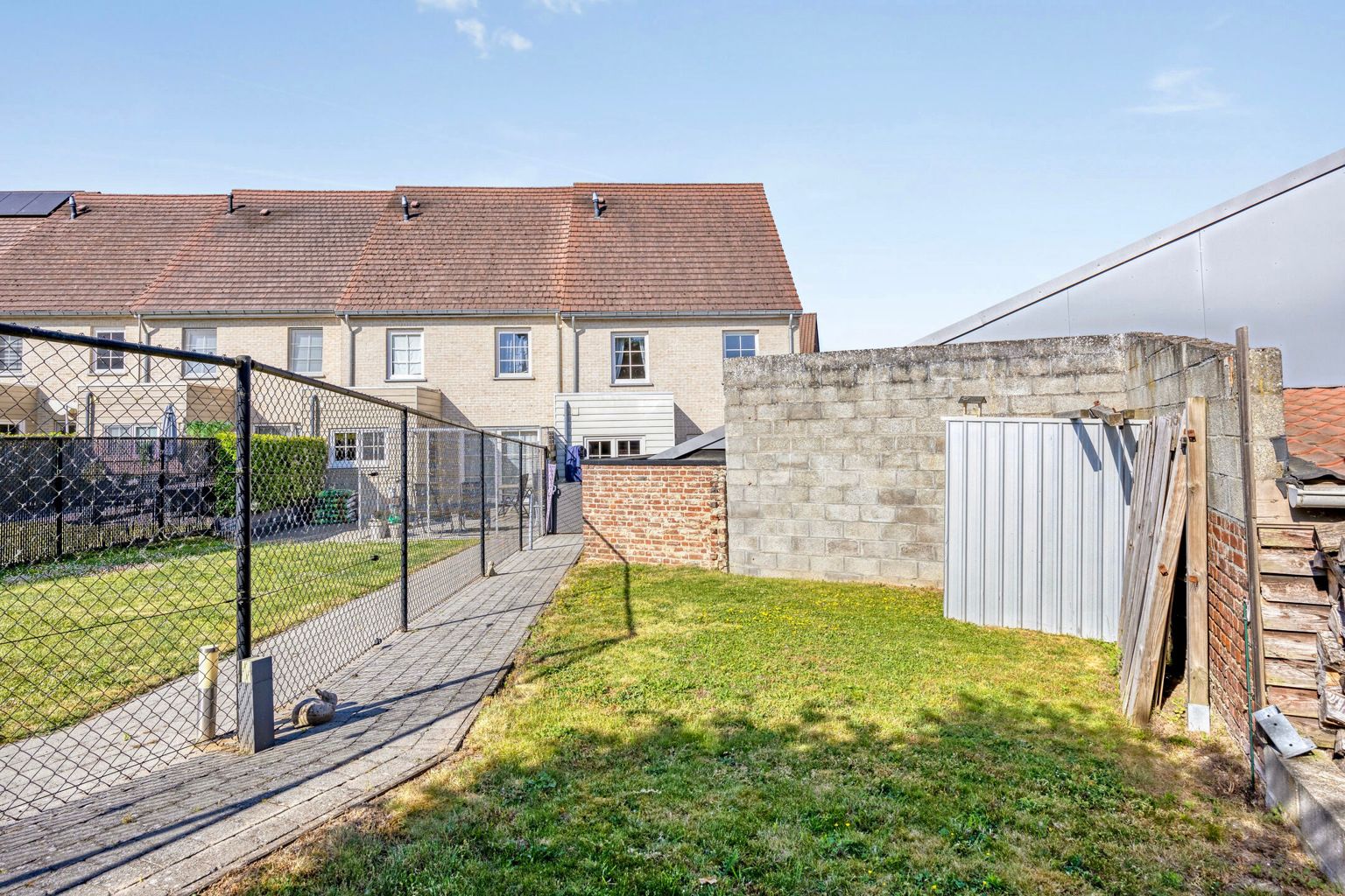  Instapklare recente woning met tuintje en carport foto 29