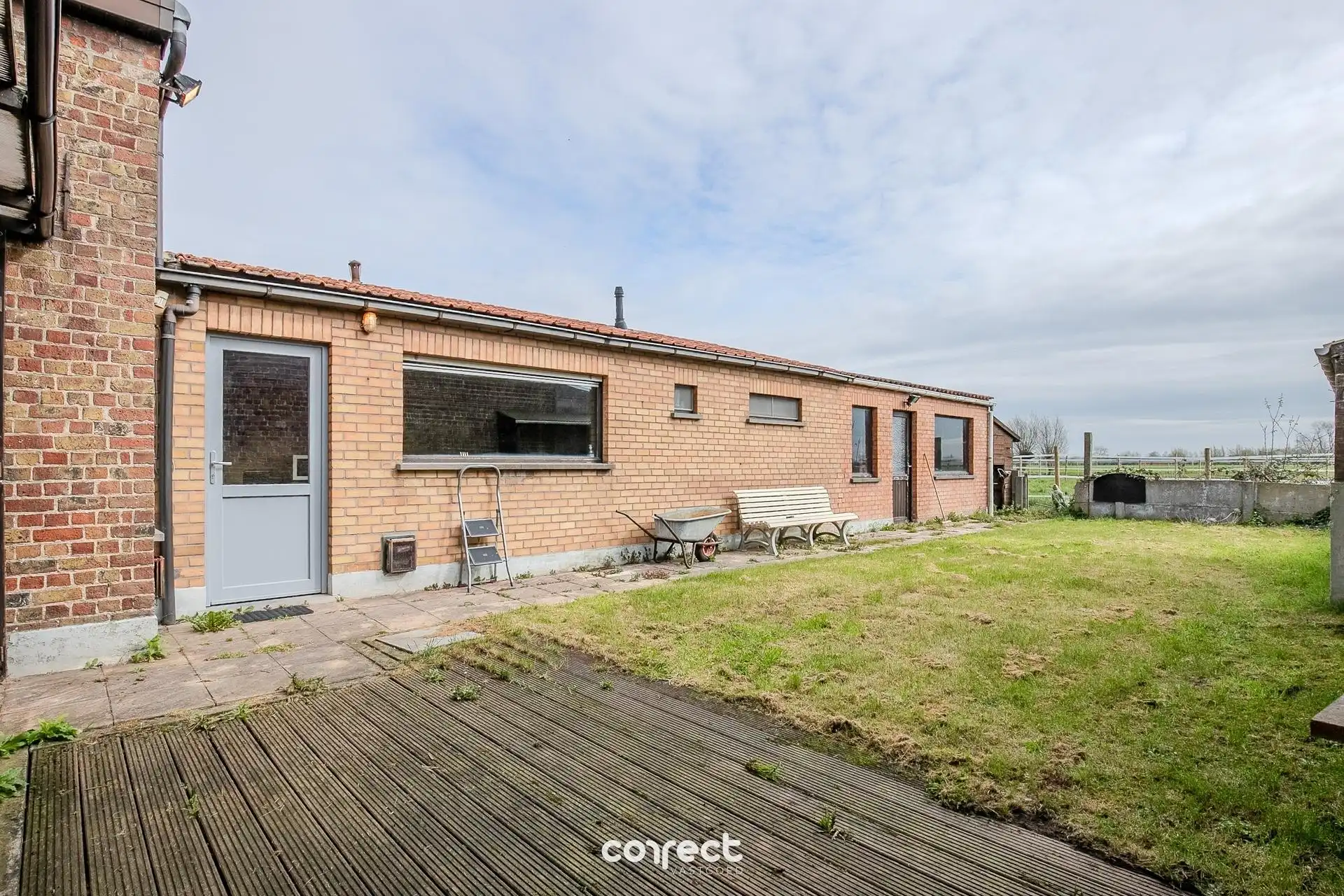 Halfopen bebouwing met garage gelegen op een gunstige ligging en prachtig zicht op de velden. foto 8