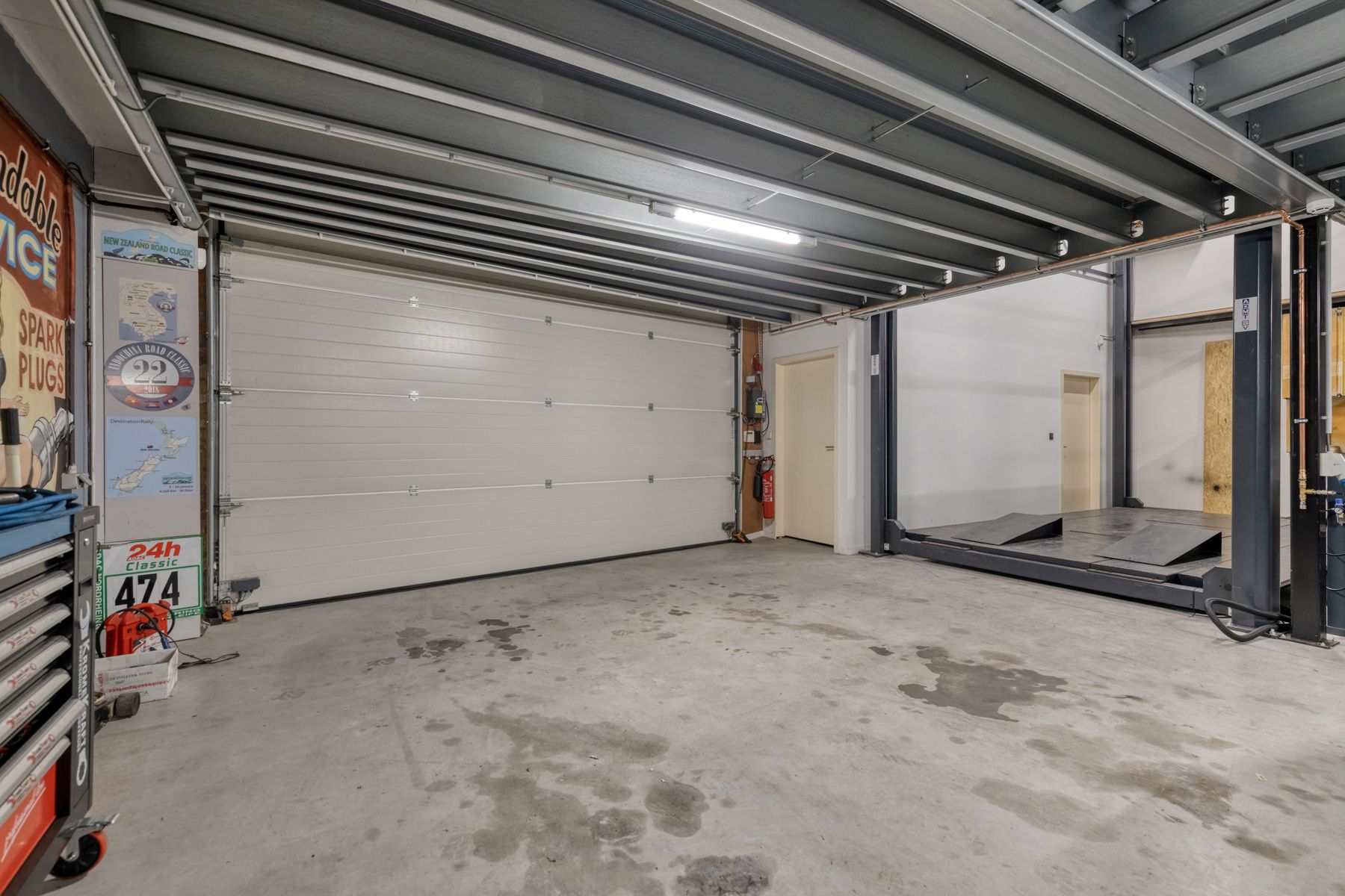 Recent vernieuwde loods met bovenliggend luxe appartement ! foto 4