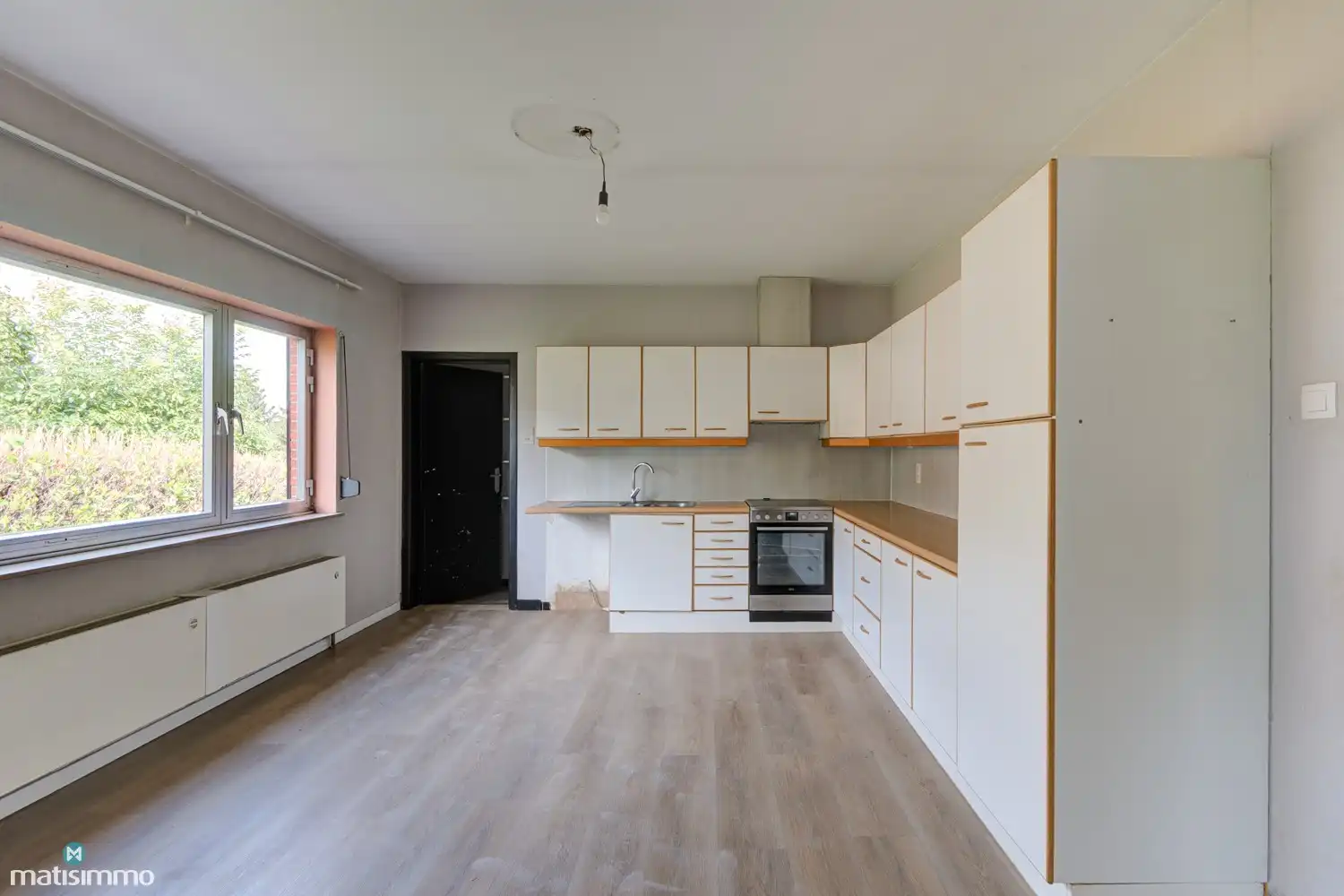 RUIME, GELIJKVLOERSE WONING (VOLLEDIG ONDERKELDERD), MET GARAGE EN TUIN NABIJ CENTRUM GENK foto 12