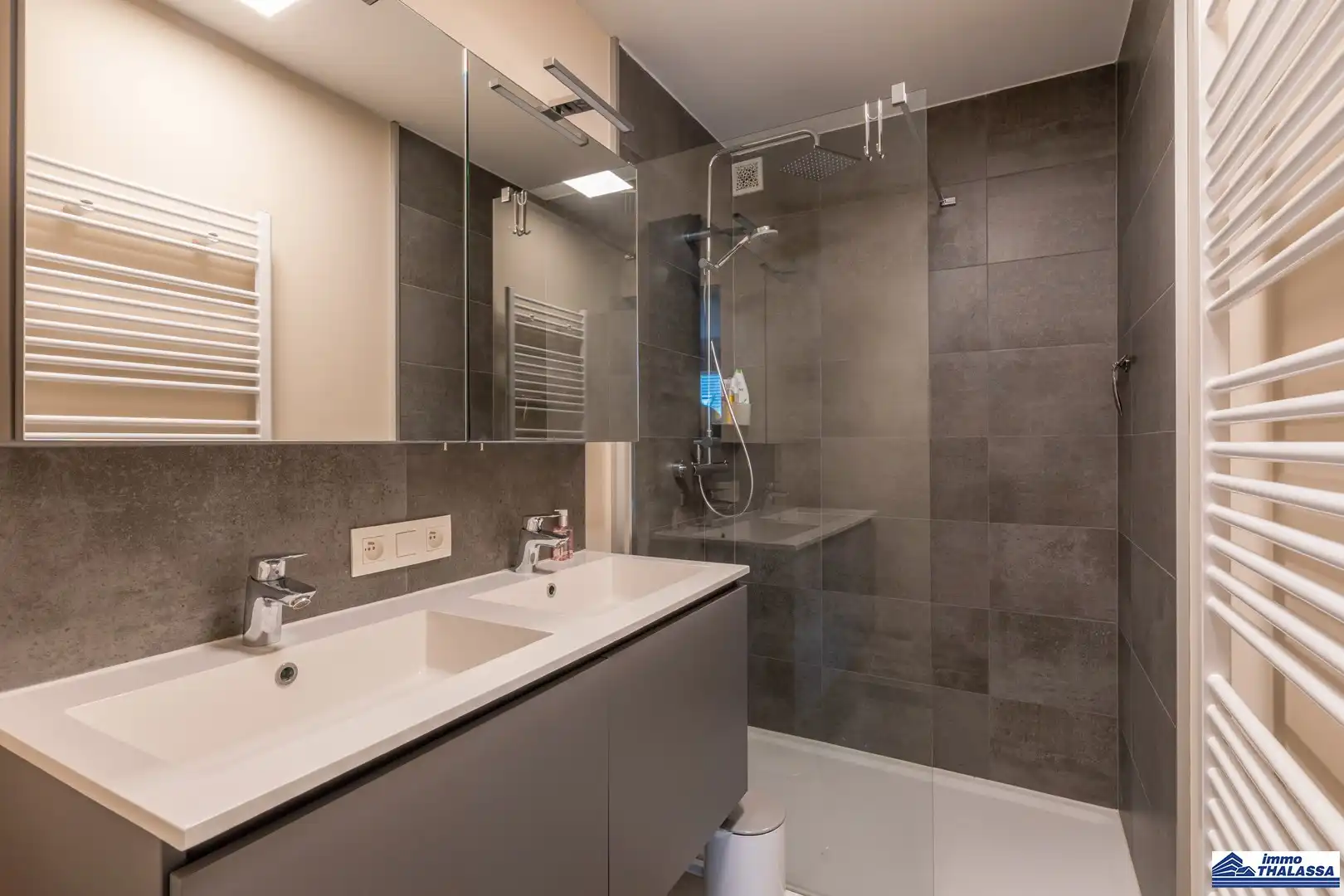 Modern ingericht appartement op de 5e verdieping aan de Ankerweg in De Panne - perfecte uitvalsbasis voor een gezellig verblijf aan zee. foto 15