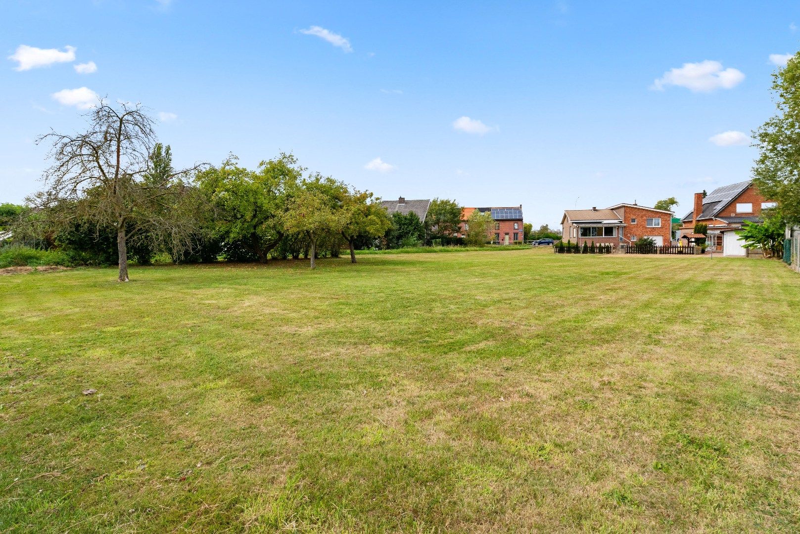 Open bebouwing op topligging met 3 slaapkamers en prachtige tuin foto 28