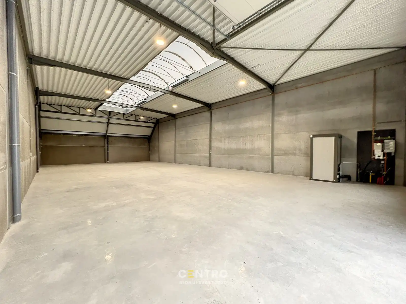 NB MAGAZIJN (312m2), voorzien van sectionaalpoort, deur, raam (voor kantoor) en 2 private parkeerplaatsen op industriezone te Waregem. foto 12