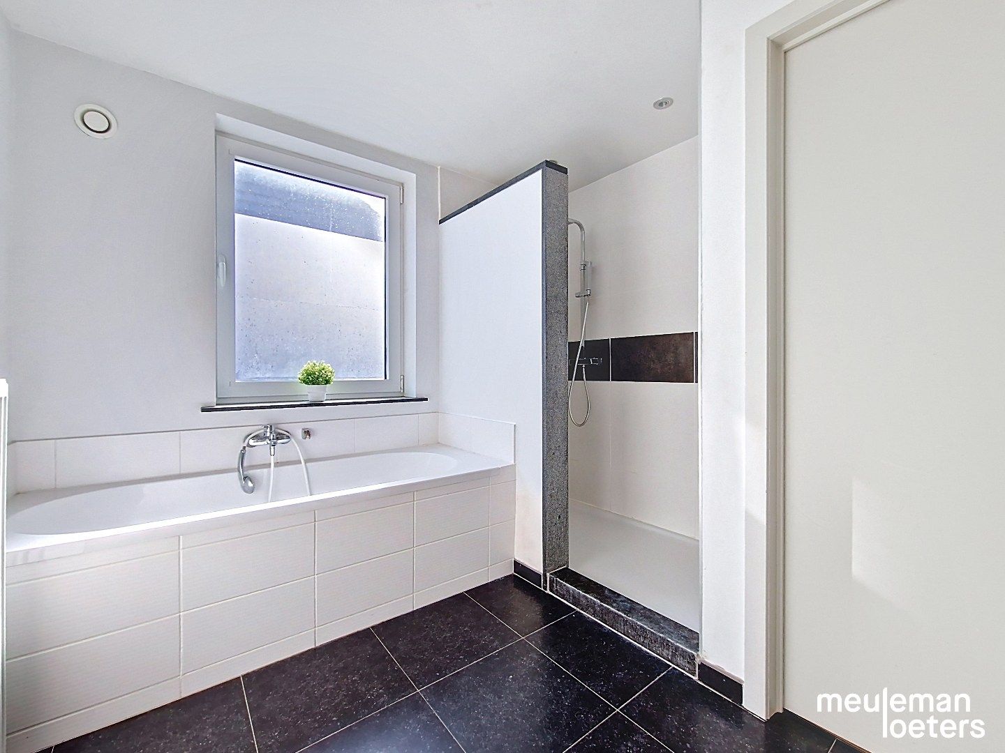 Ruime  halfopen woning met twee garages foto 13