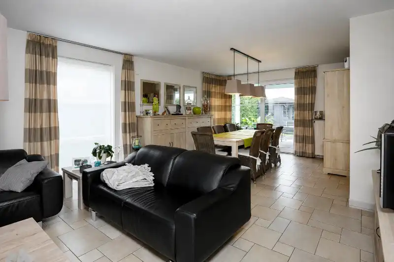 Roeselare –&nbsp; stijlvolle villa met zonnige tuin, 5 slaapkamers/bureel, dubbele garage en ruime carport. opp 564 m². foto 3
