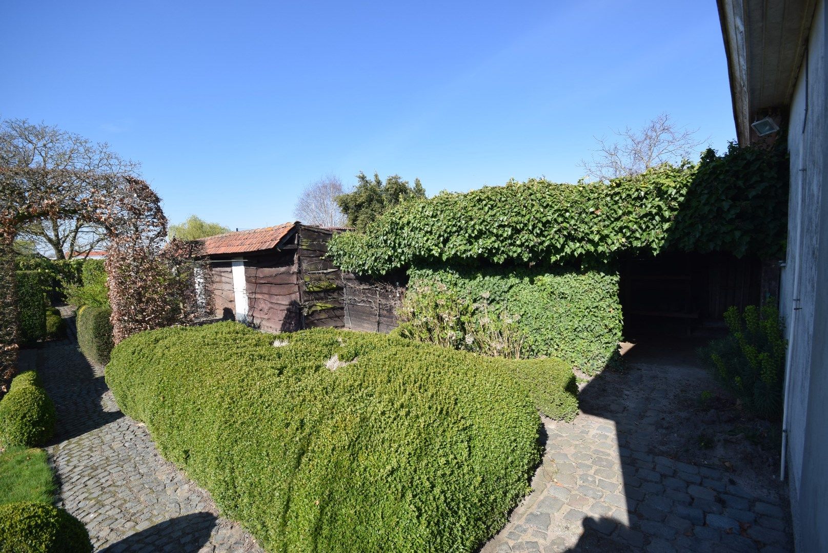 CHARMANTE BUNGALOW MET RUIME TUIN EN BIJGEBOUWEN IN ROESELARE foto 20