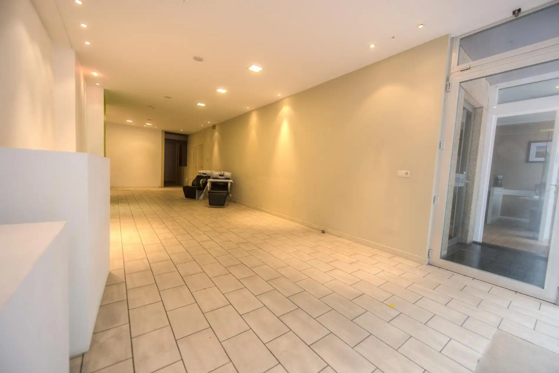 Handelspand gelegen in een zijstraat van de zeedijk ter hoogte van het Driehoekplein. foto 4