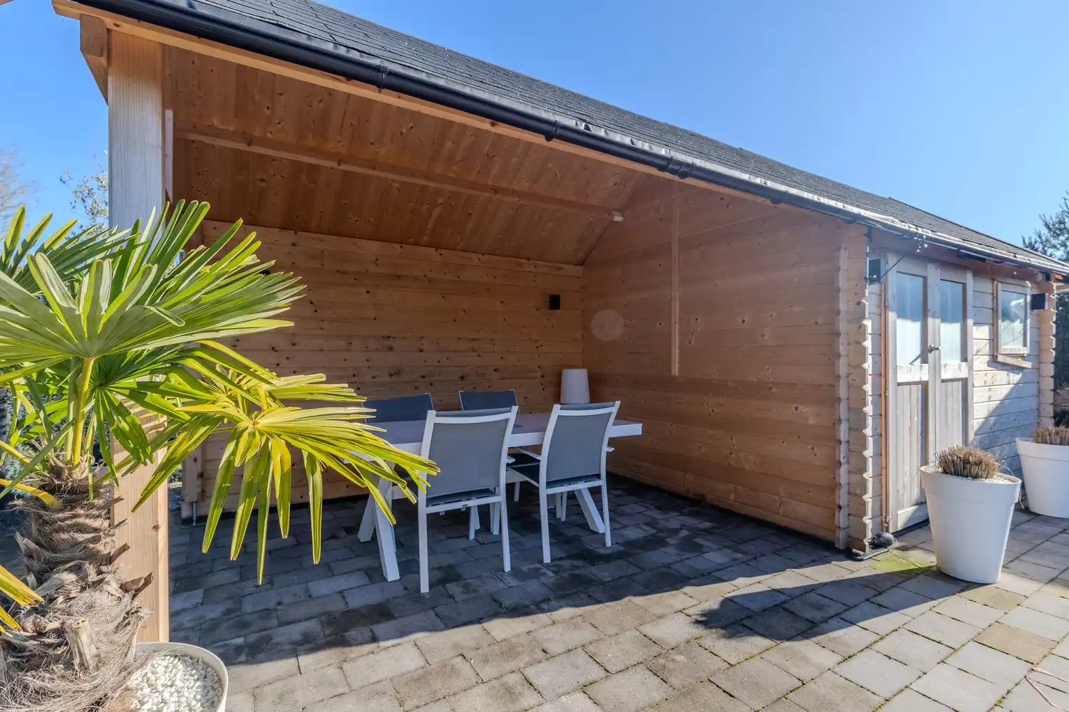 Stijlvolle, instapklare woning met vier slaapkamers, twee badkamers en verwarmd zwembad te koop in Lanaken foto 44