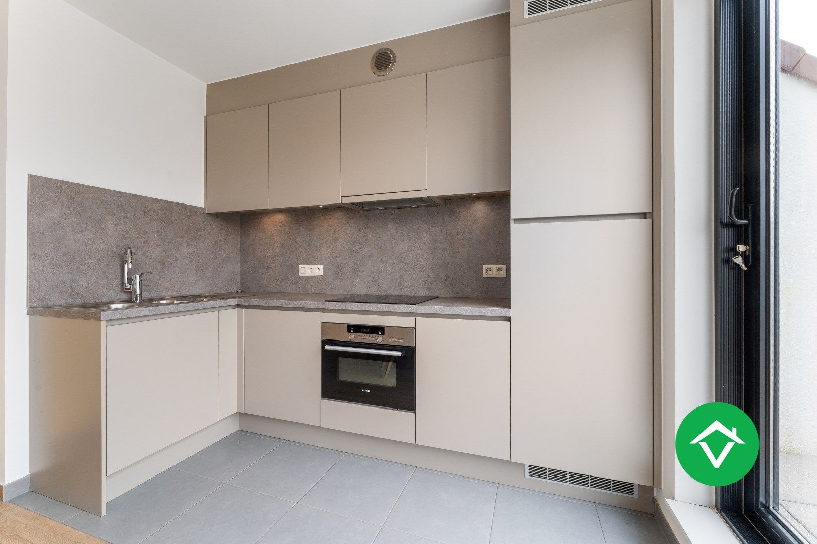 Recent, instapklaar appartement met één slaapkamer, ruim terras en autostaanplaats te Roeselare foto 9