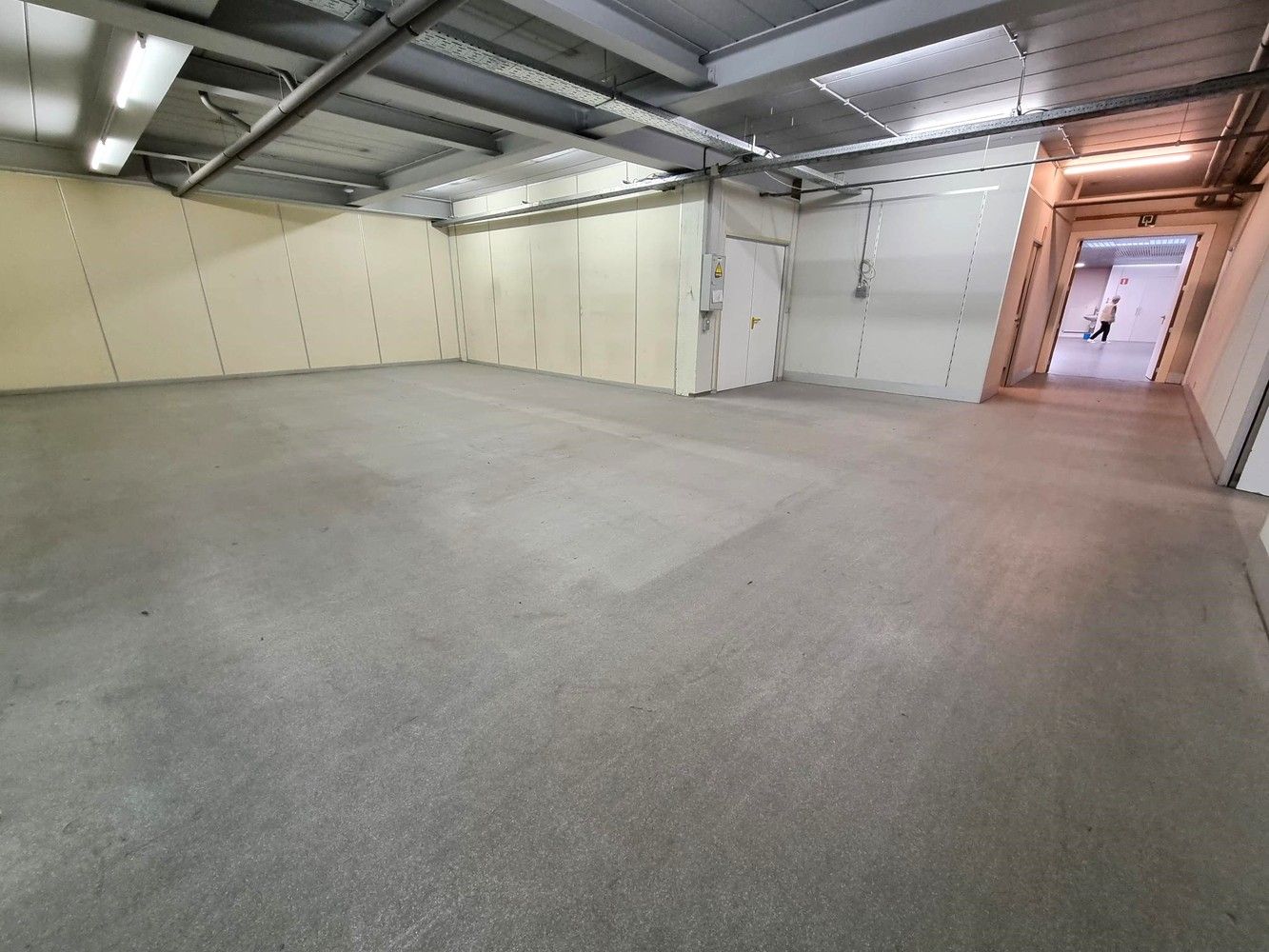 Kantoorgebouw met magazijnruimte, bruto vloeropp 1770 m² op een perceel gelegen van 49a85ca. foto 7