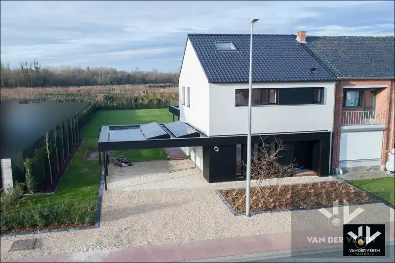 TOTAAL VERNIEUWDE WONING - ENKEL NOG AFWERKEN NAAR EIGEN SMAAK EN INZICHT foto 2