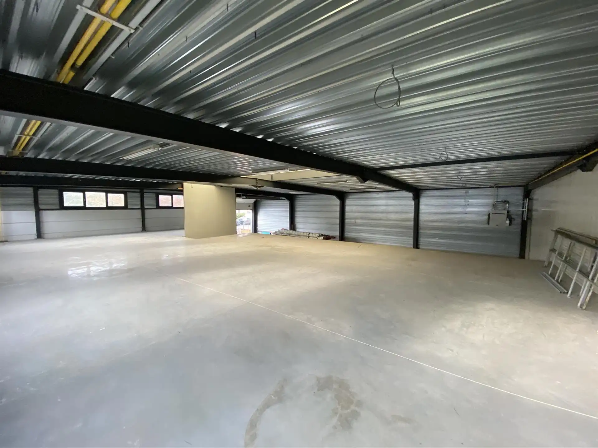 BEDRIJFSGEBOUW MET GROOT BUITENTERREIN IN GENK foto 17