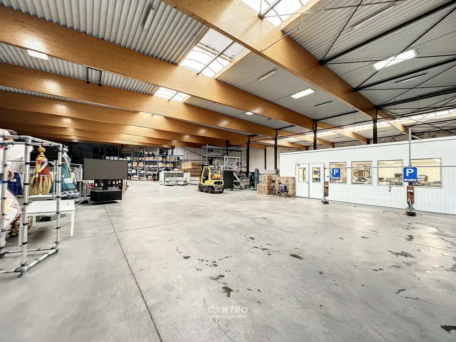 Opslagplaats  ( ± 2.700m²) met 4 sectionale poorten en VH van 7m te ROESELARE ! foto 3