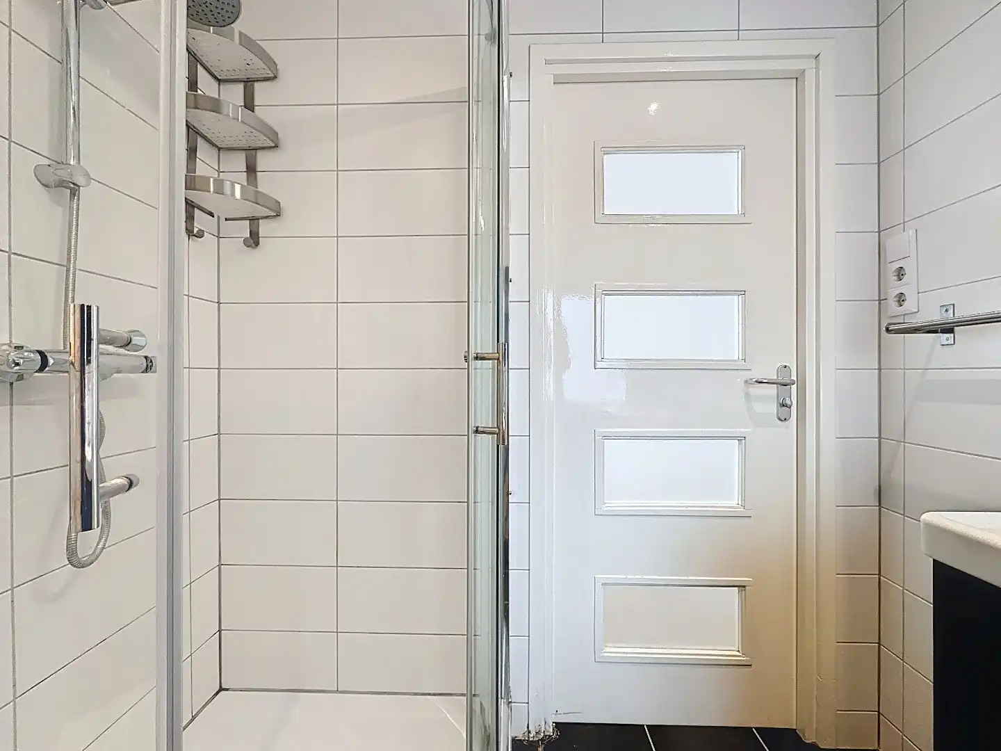 Gerenoveerde half vrijstaande woning met royale tuin en dubbele garage. foto 32