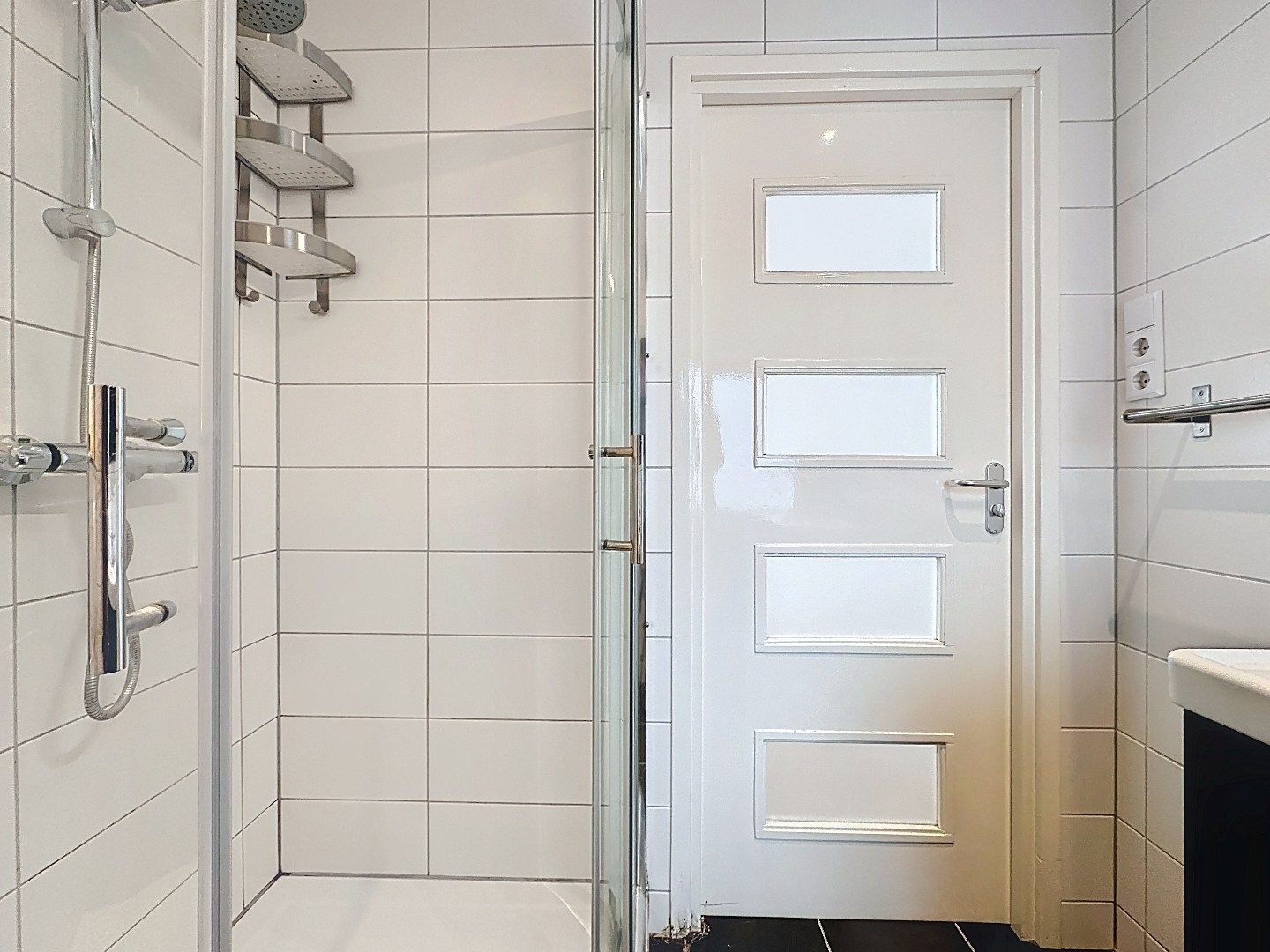 Gerenoveerde half vrijstaande woning met royale tuin en dubbele garage. foto 32