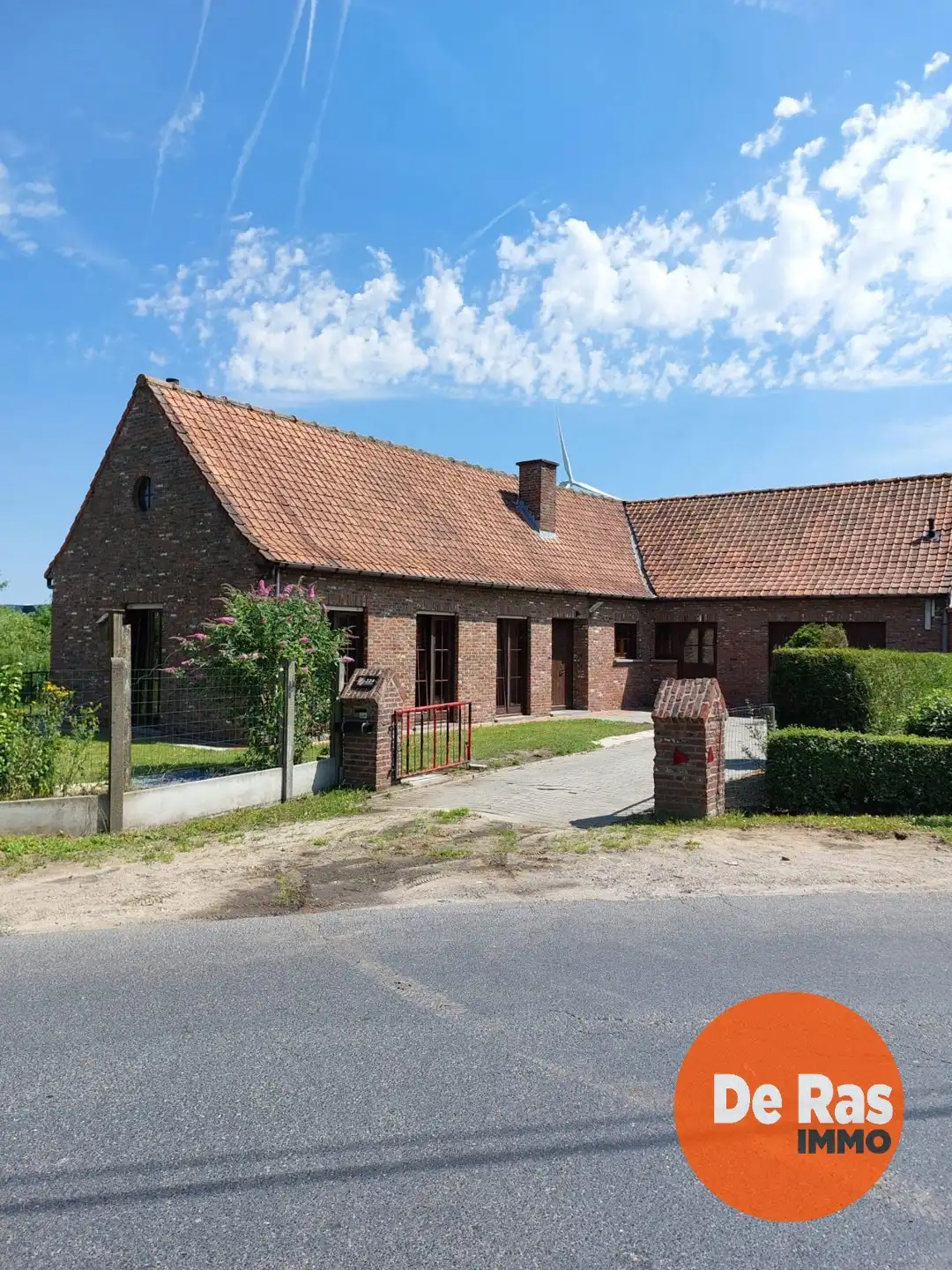 Hoofdfoto van de publicatie: LOKEREN - Te renoveren woning met 2 slpks, garage en tuin