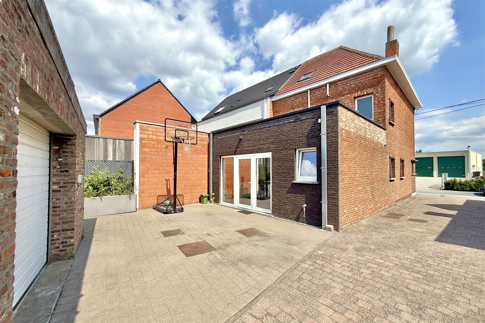 Gerenoveerde woning met 4 slpks, aparte garage en tuin foto 29