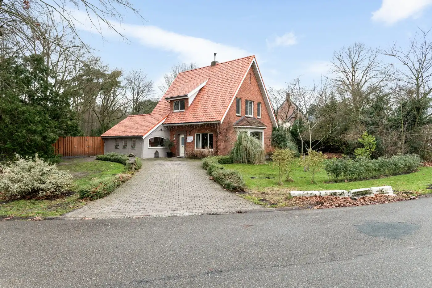 Ruime, instapklare, vrijstaande woning met 5 slpk., grote tuin en praktijkruimte foto {{pictureIndex}}