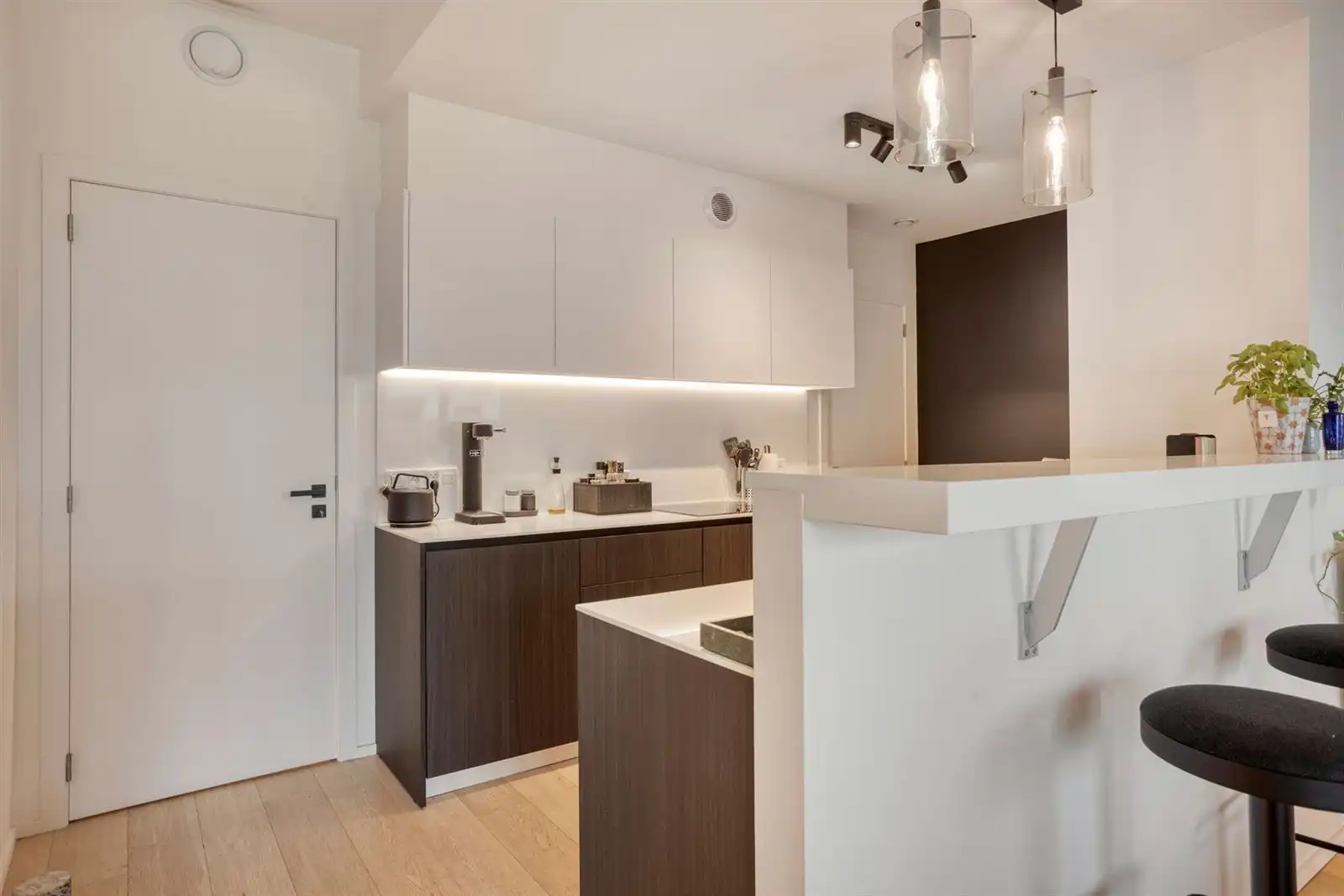 Prachtig recent gelijkvloers appartement met 2 slaapkamers, tuin en parking foto 12