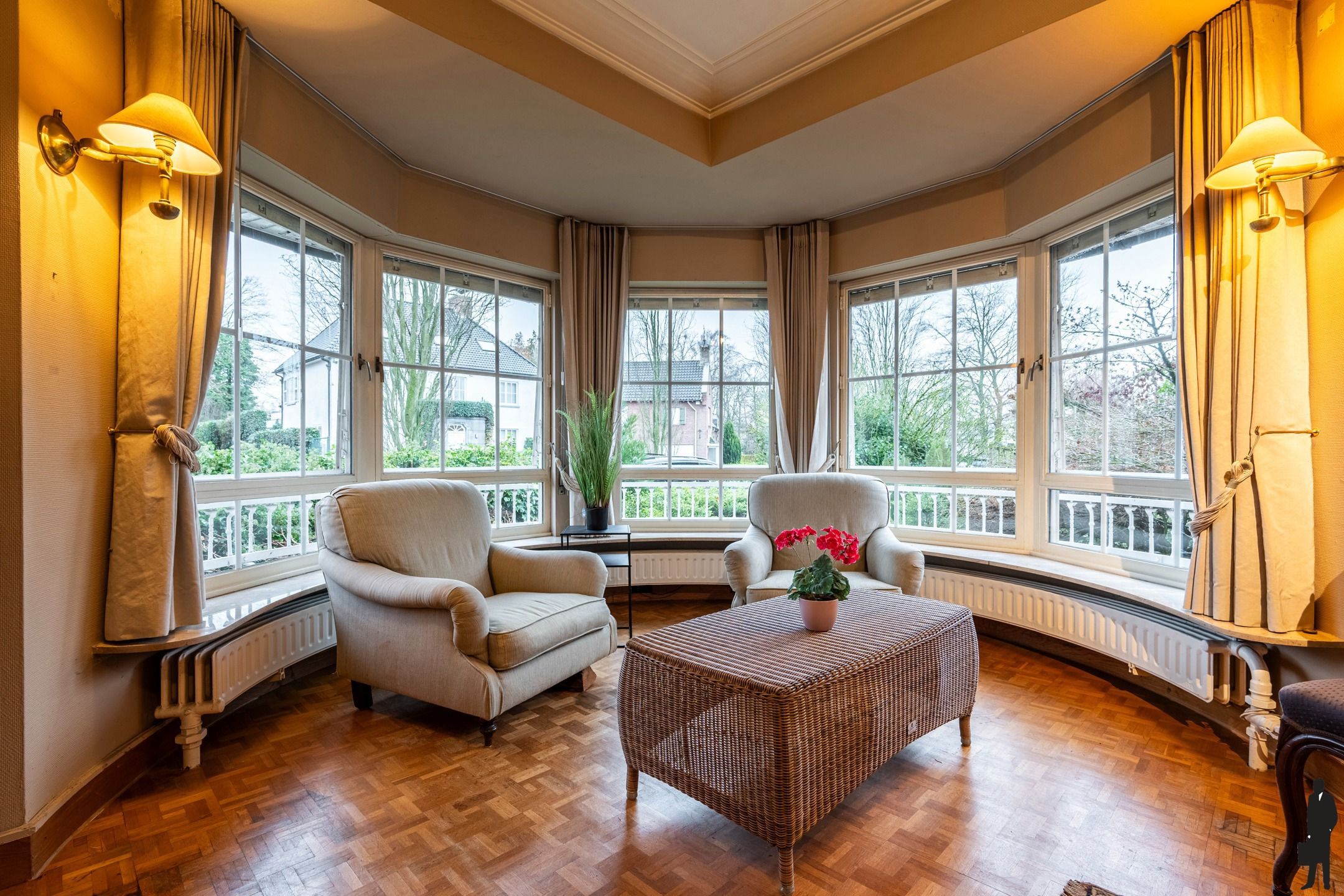 Statige en ruime gezinswoning met 5 slpks op 1.065m² foto 4