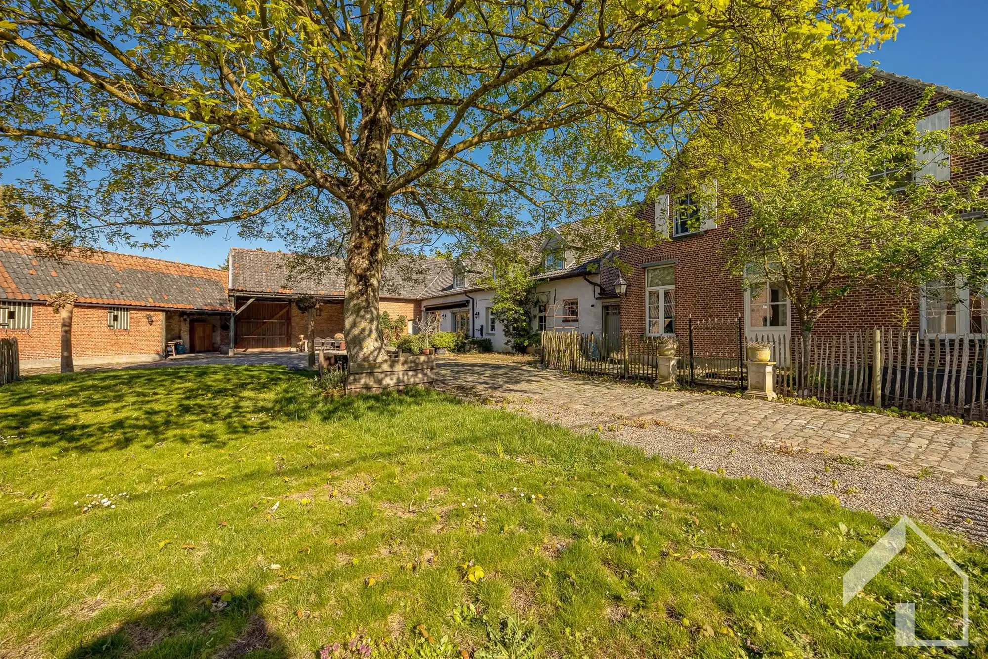 Unieke hoeve bestaande uit 2 individuele woningen en atelier foto 28