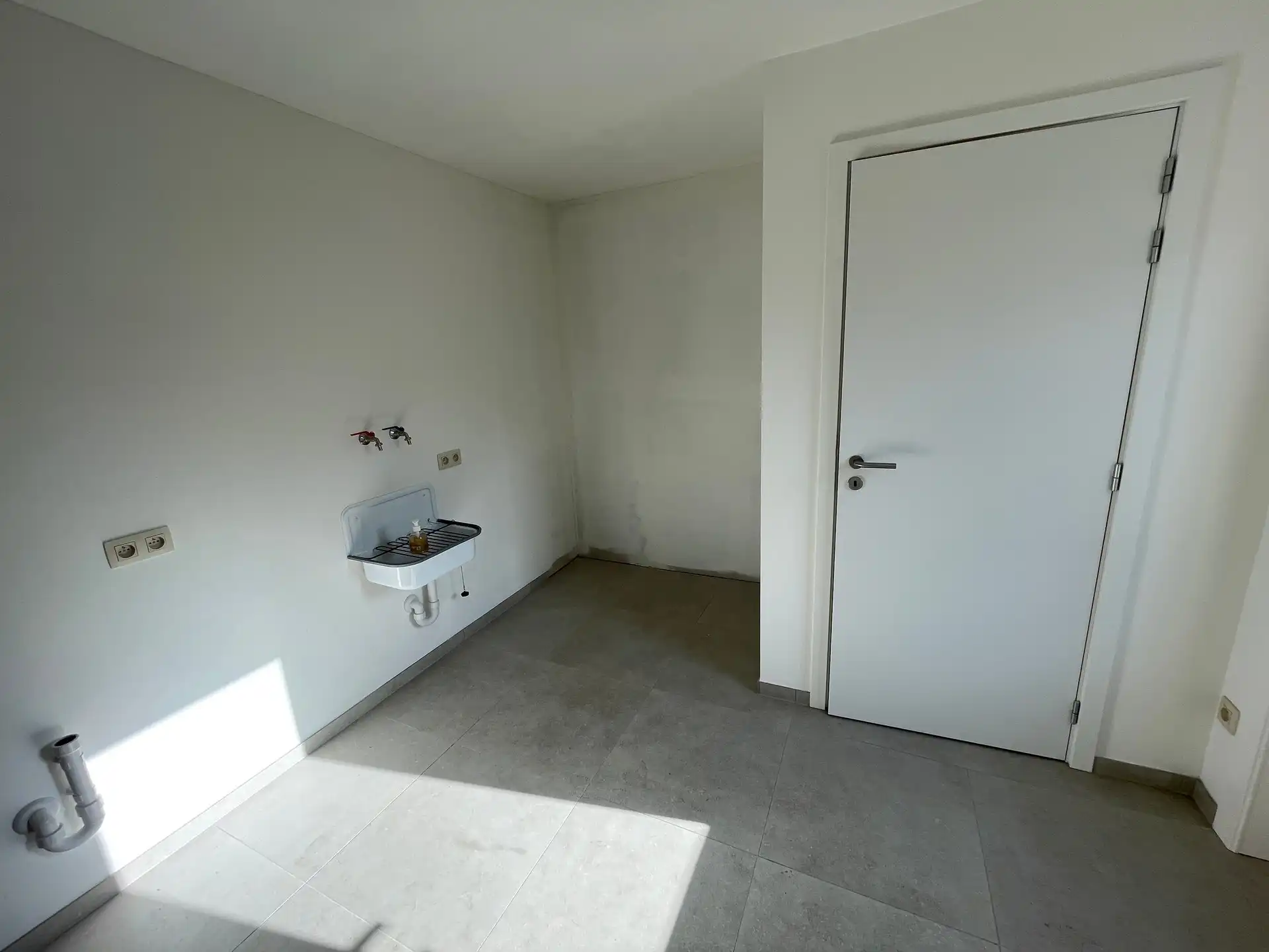 Gunstig gelegen totaal gerenoveerde woning met ruim magazijn. foto 10