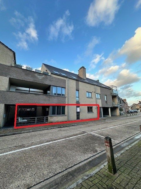 Gelijkvloers appartement in het centrum van Bree, met 2 slaapkamers, ruim terras en ondergrondse parkeerplaats. foto {{pictureIndex}}