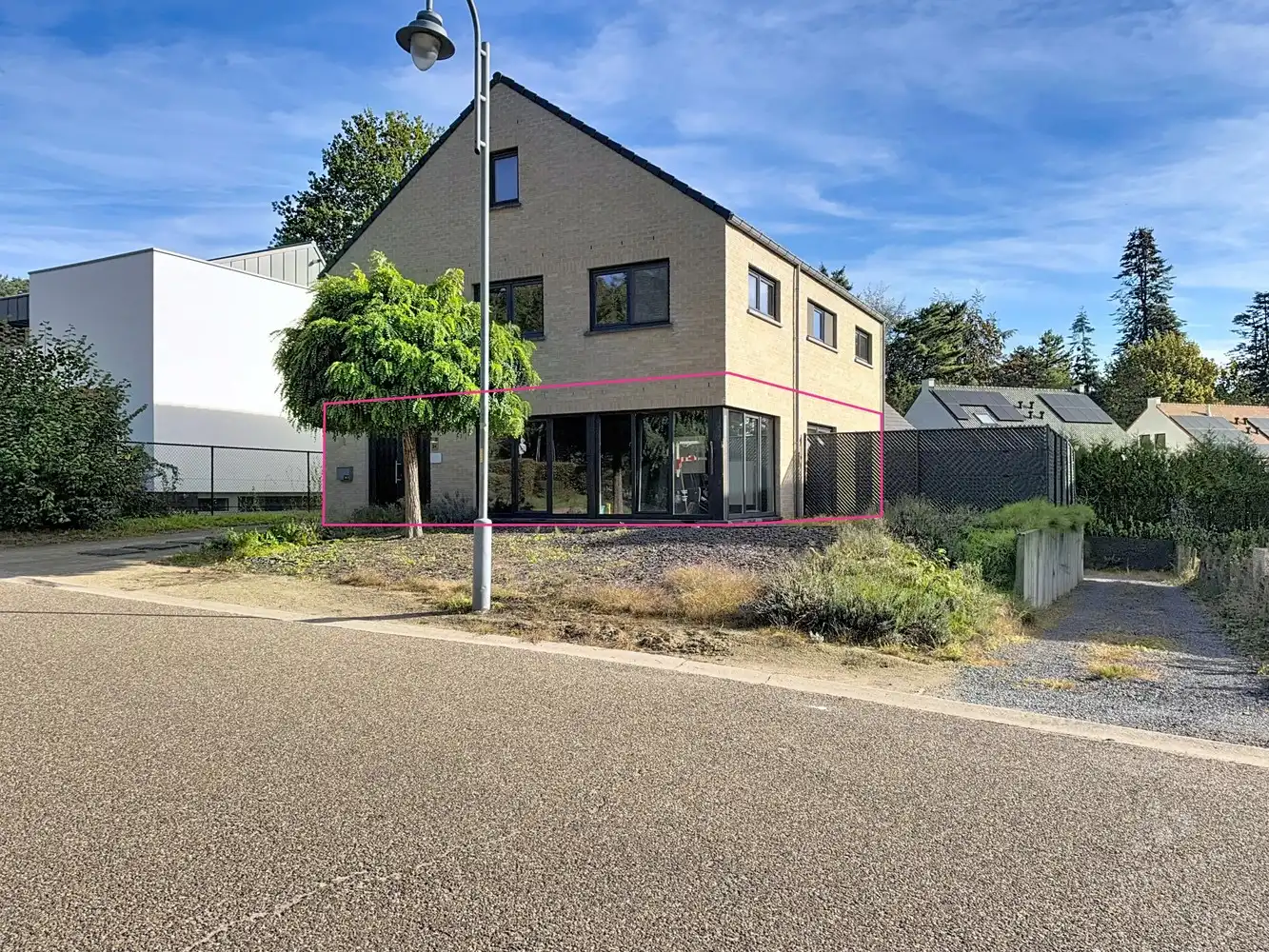 Veelzijdig handelsgelijkvloers met eigen tuin in Bolderberg foto {{pictureIndex}}
