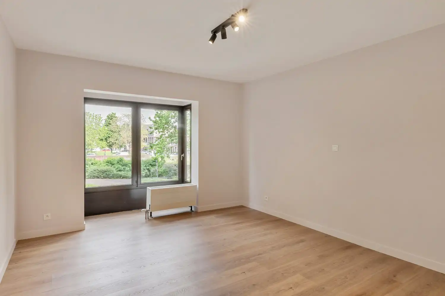 TE HUUR – Goed onderhouden appartement met 3 slaapkamers, terras en prachtig uitzicht. foto 14