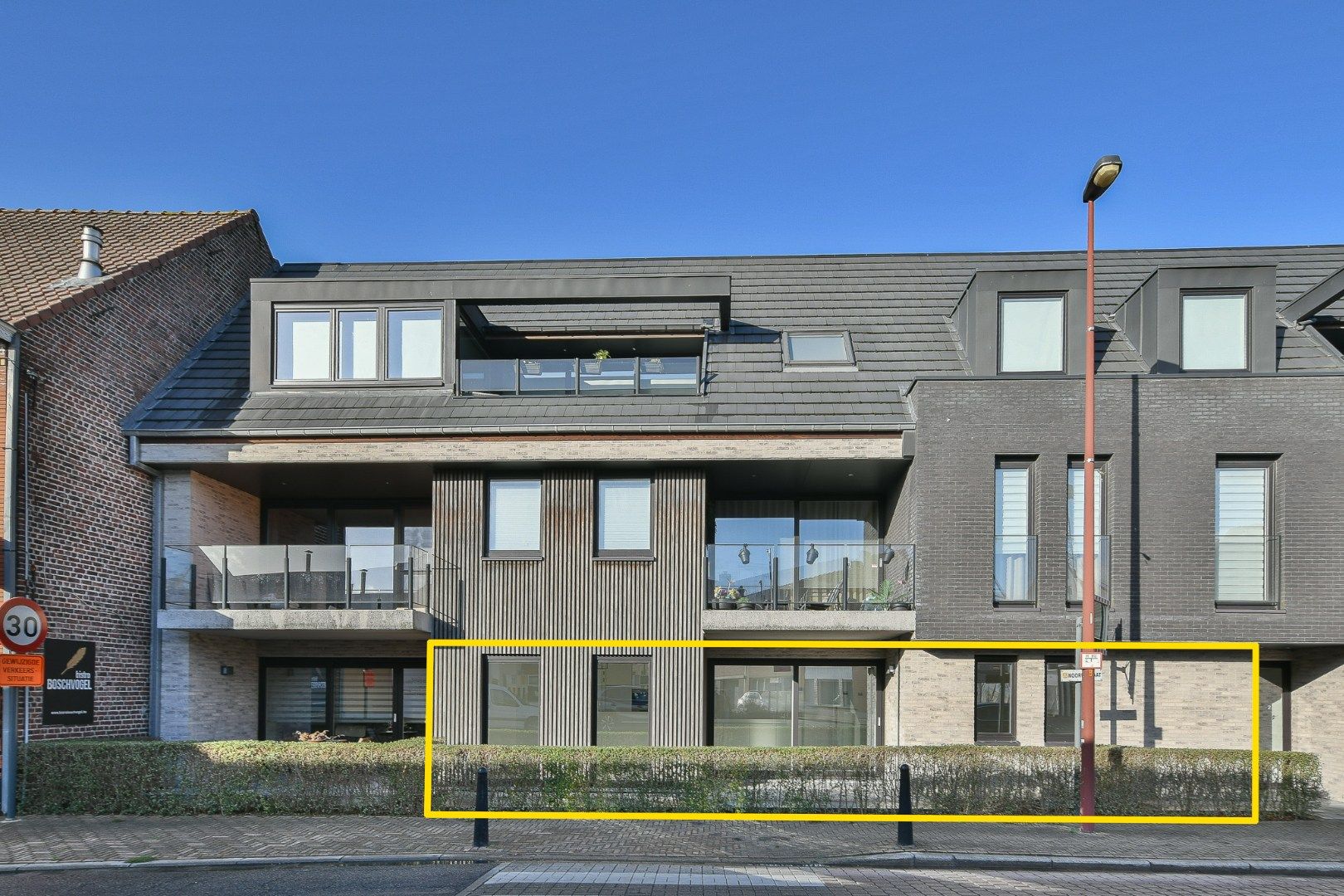 Recent instapklaar gelijkvloers appartement te Aartrijke foto {{pictureIndex}}