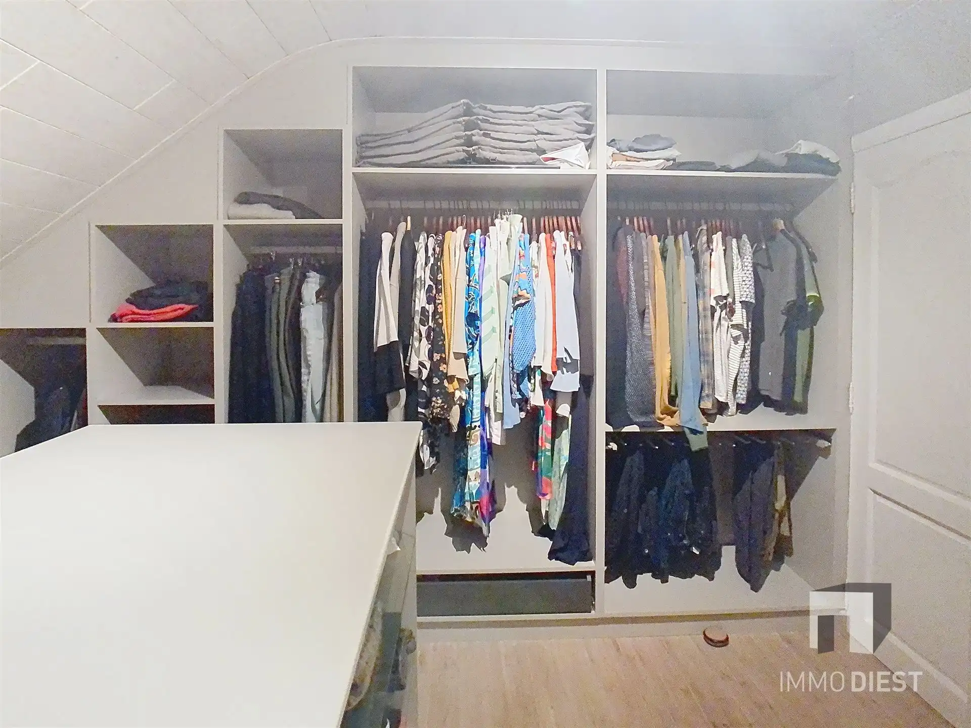 Energiezuinige en prima onderhouden gezinswoning met 4/5 slaapkamers en zwembad op 10 are. foto 36