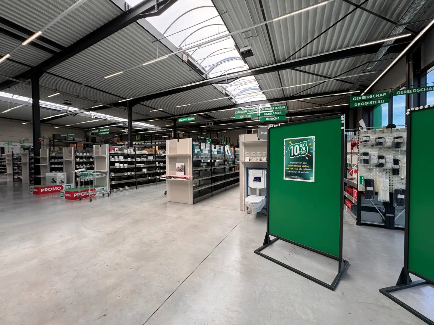 Nieuw en volledig uitgerust bedrijfsgebouw in Ieper foto 4