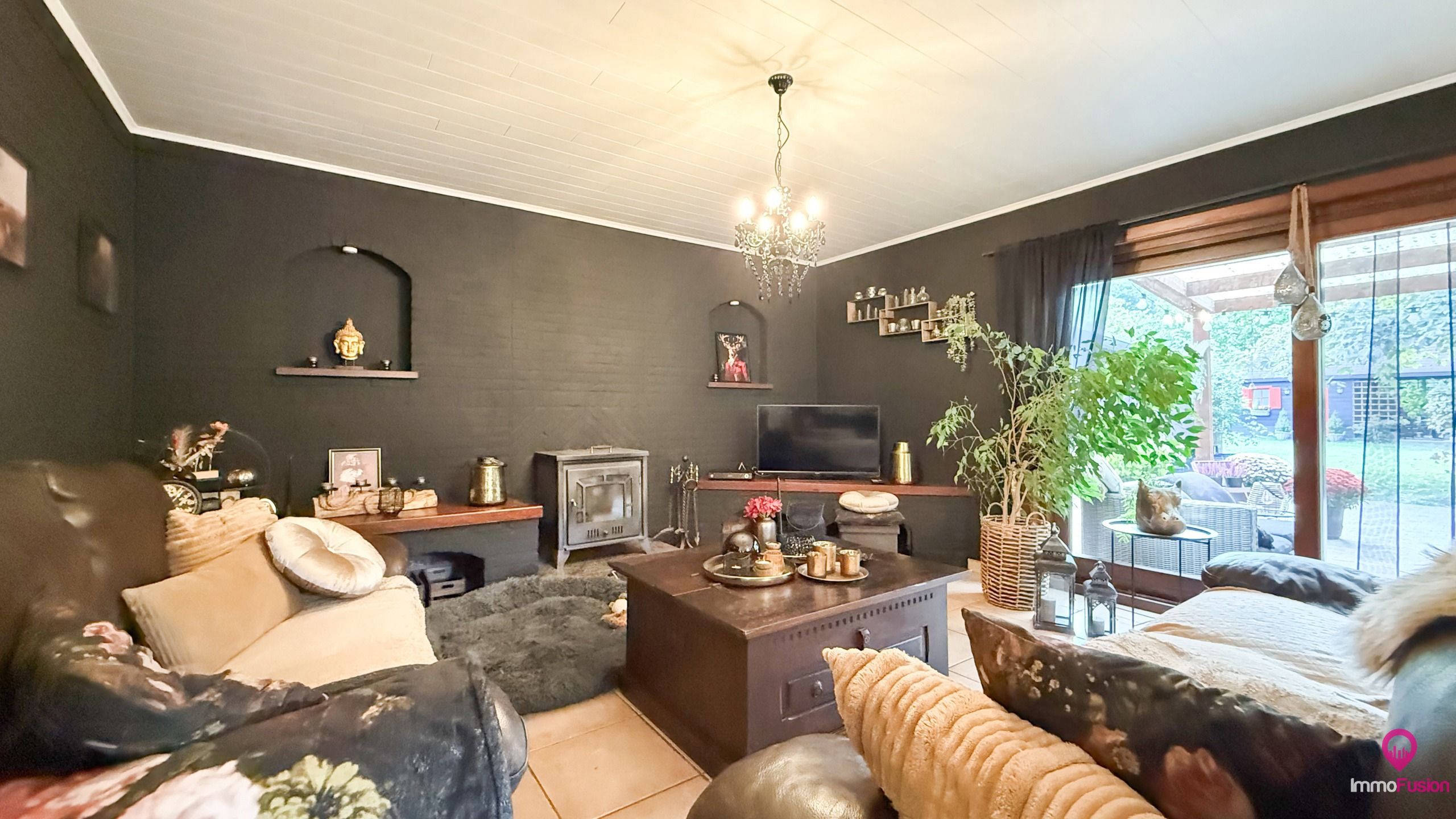 Idyllische woning met 2 slaapkamers, weide en stallen! foto 5
