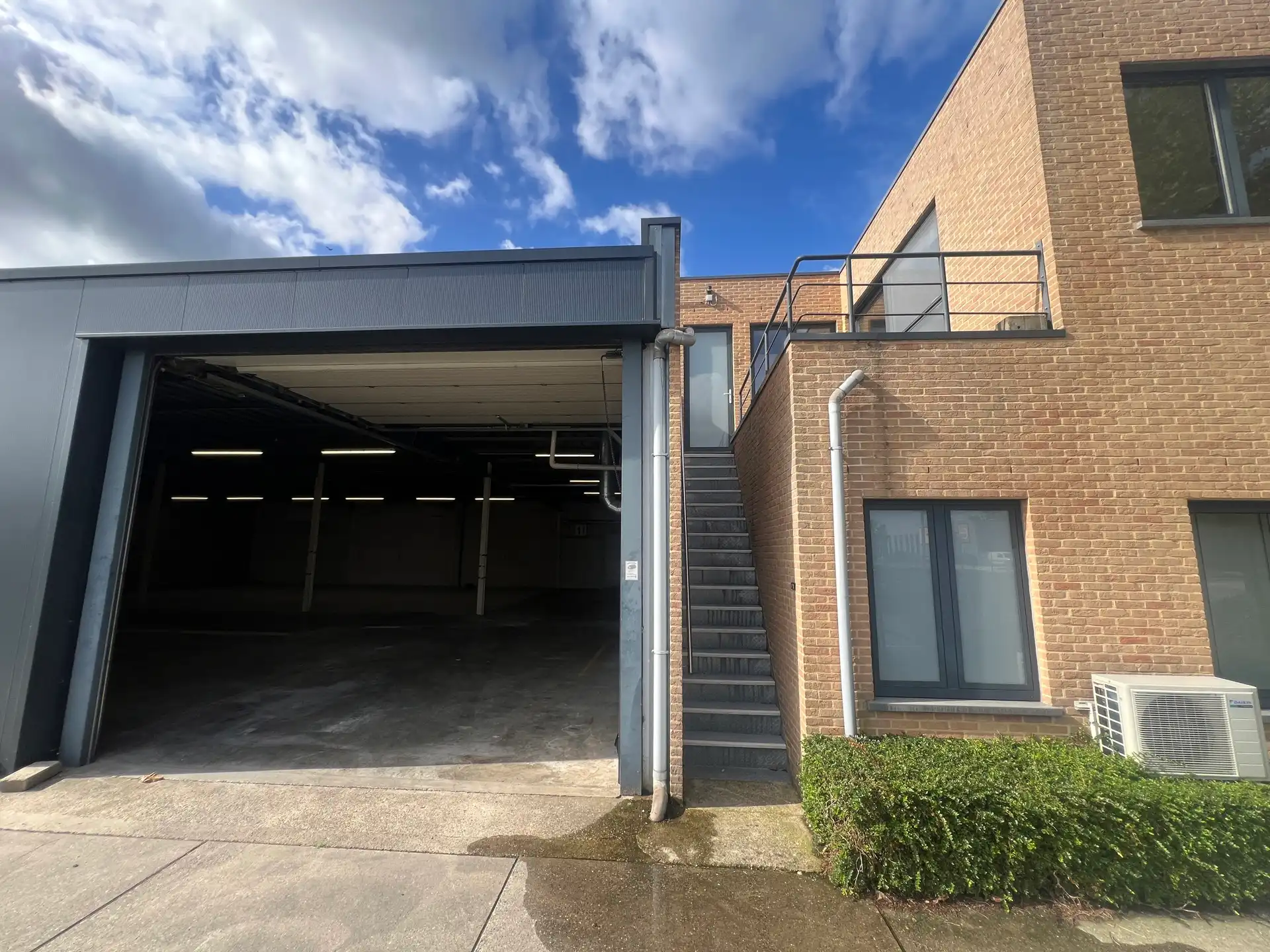 Bedrijfsgebouw met kantoren en woning in Houthalen foto 10