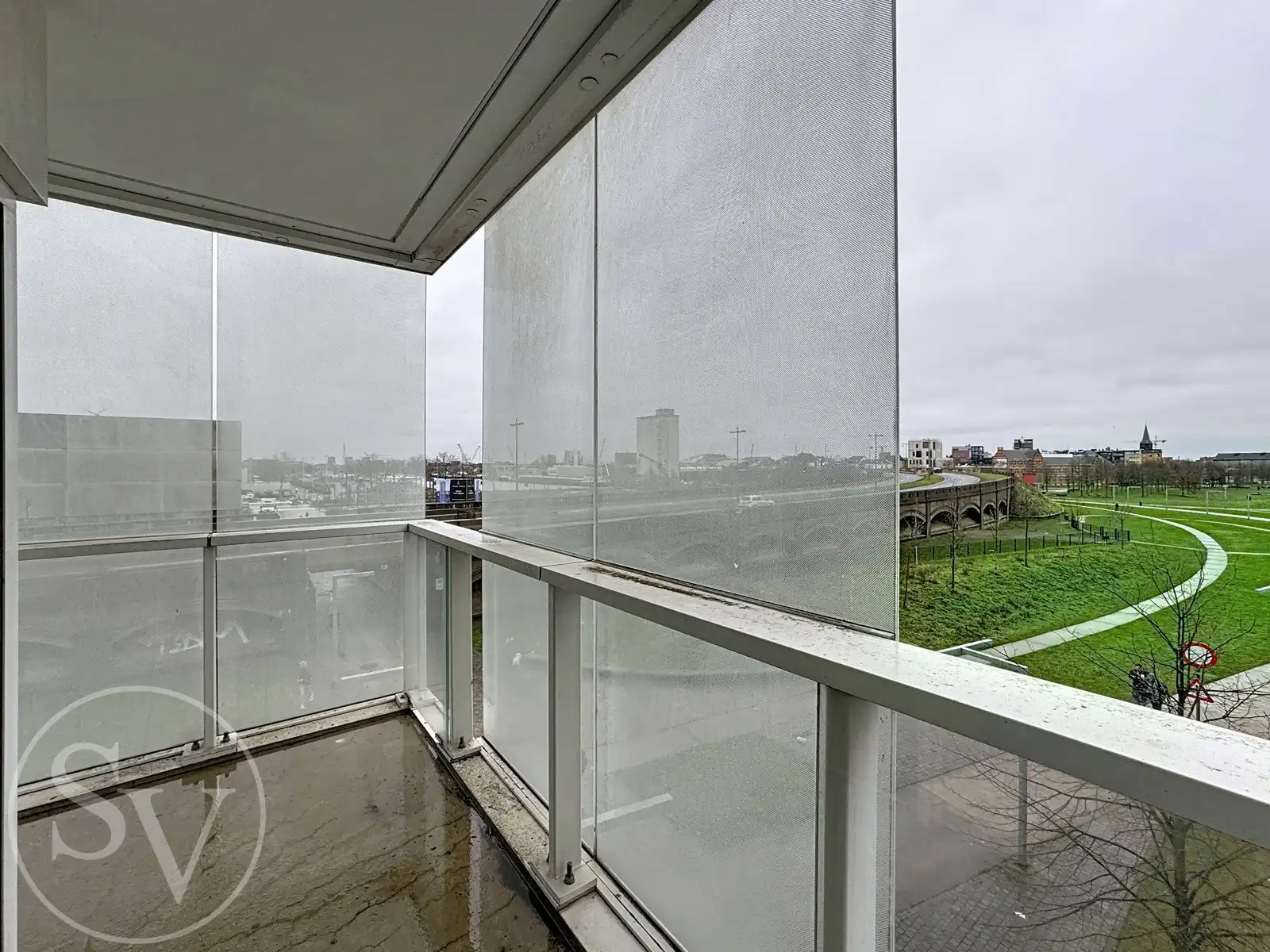 Kamer met terras, kelder en parking. foto 8