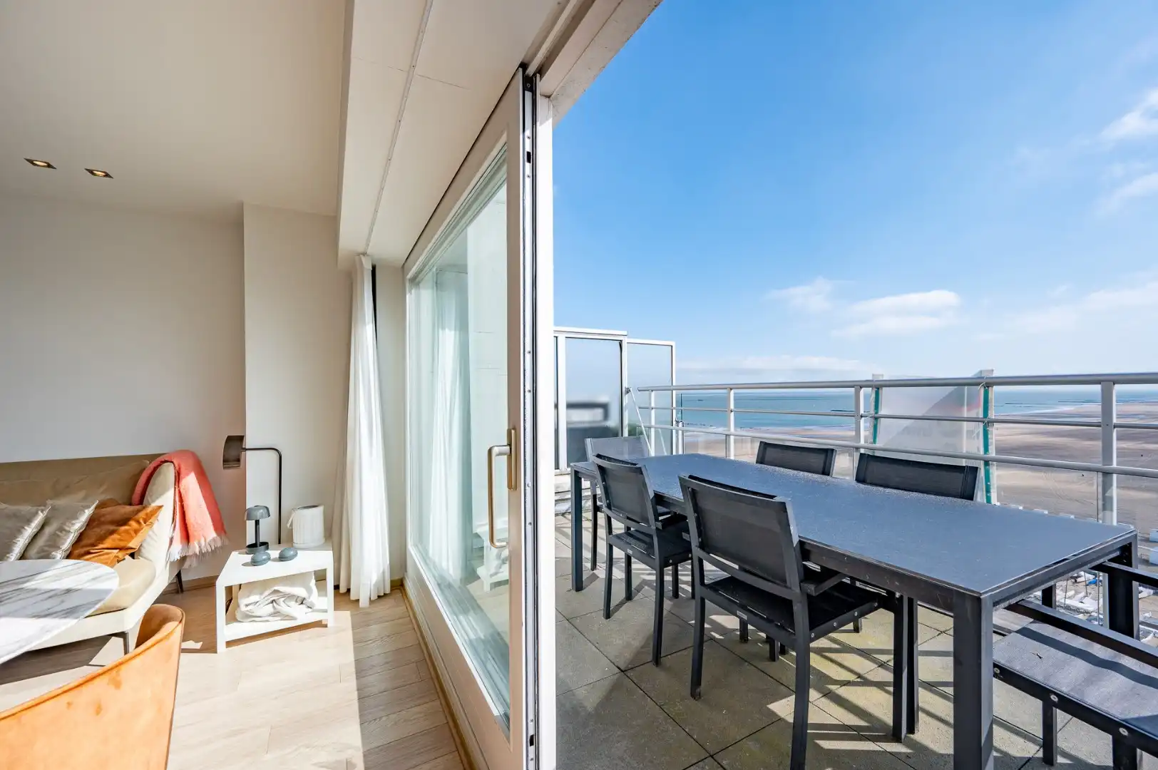 Appartement met magnifiek zeezicht op een 10de verdiepping gelegen in Duinbergen. foto 8