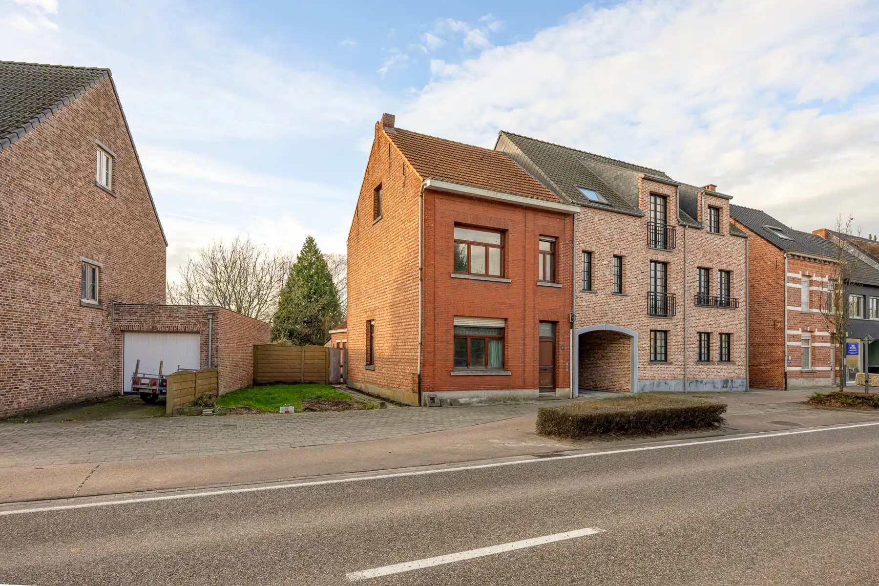 Hoofdfoto van de publicatie: Te renoveren halfopen bebouwing met 3 slaapkamers in het centrum van Merksplas. 